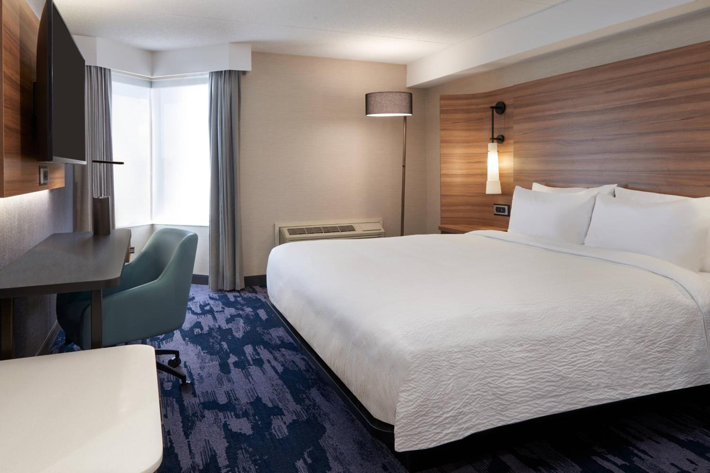King Room with Bathtub - Mobility Access/Hearing Accessible - Photo 1