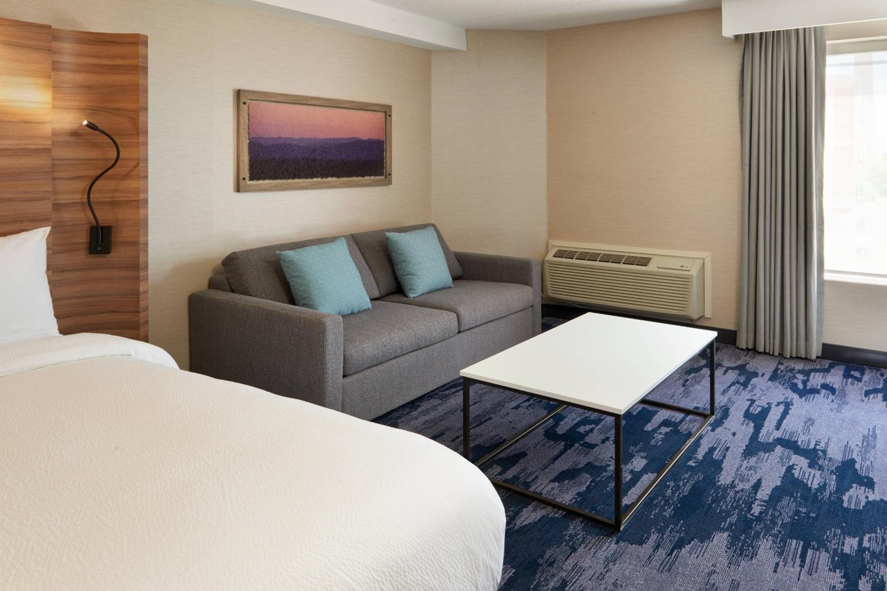 Queen Room with Two Queen Beds and Sofa Bed photo 2