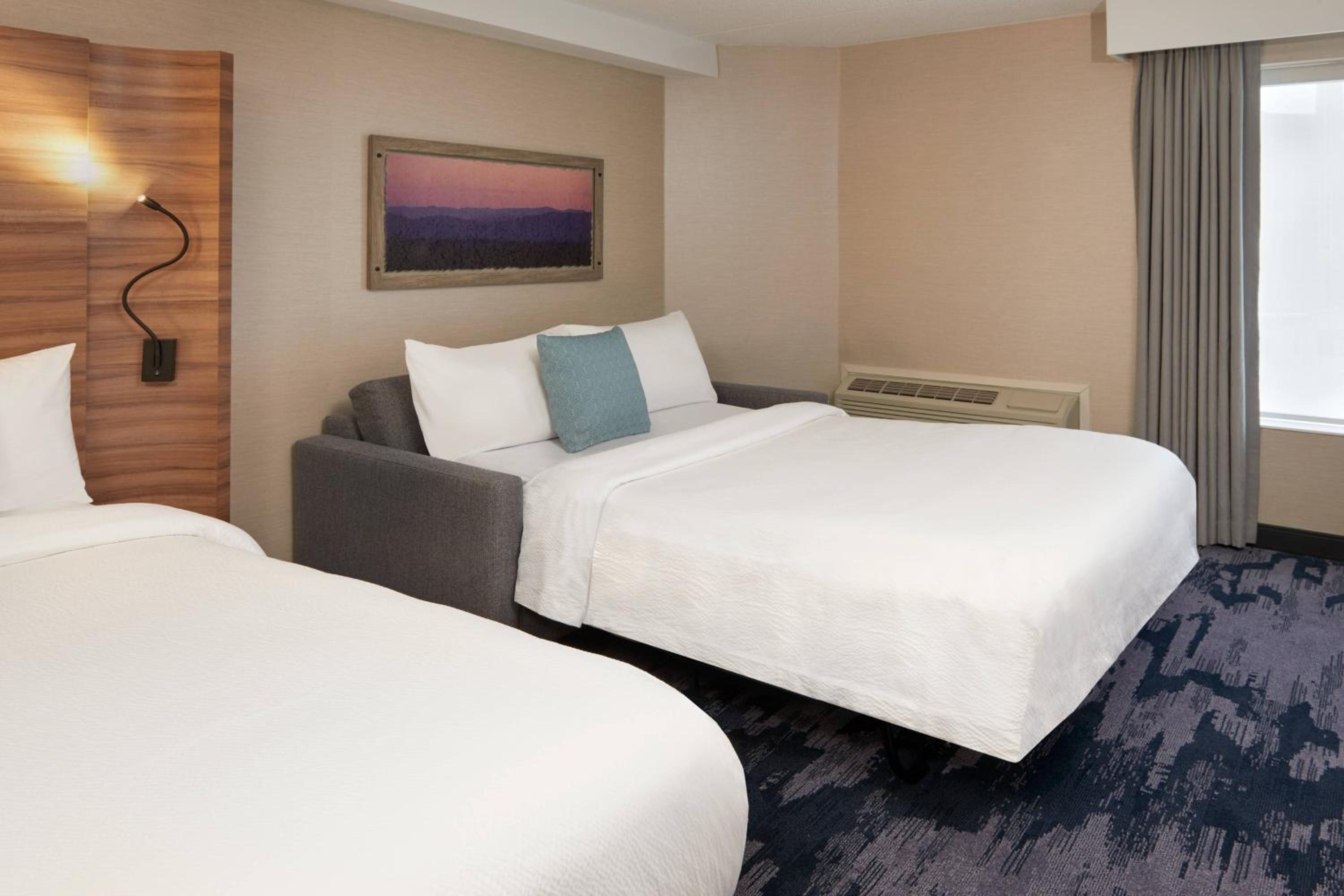 Queen Room with Two Queen Beds and Sofa Bed photo 3