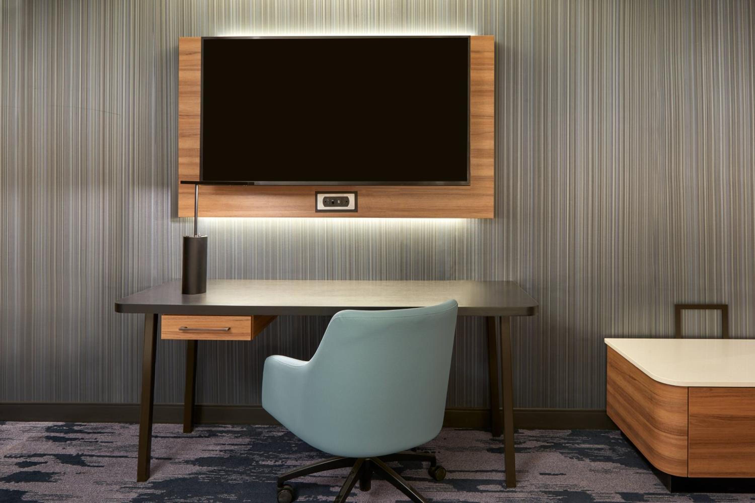 King Room with Bathtub - Mobility Access/Hearing Accessible - Photo 2