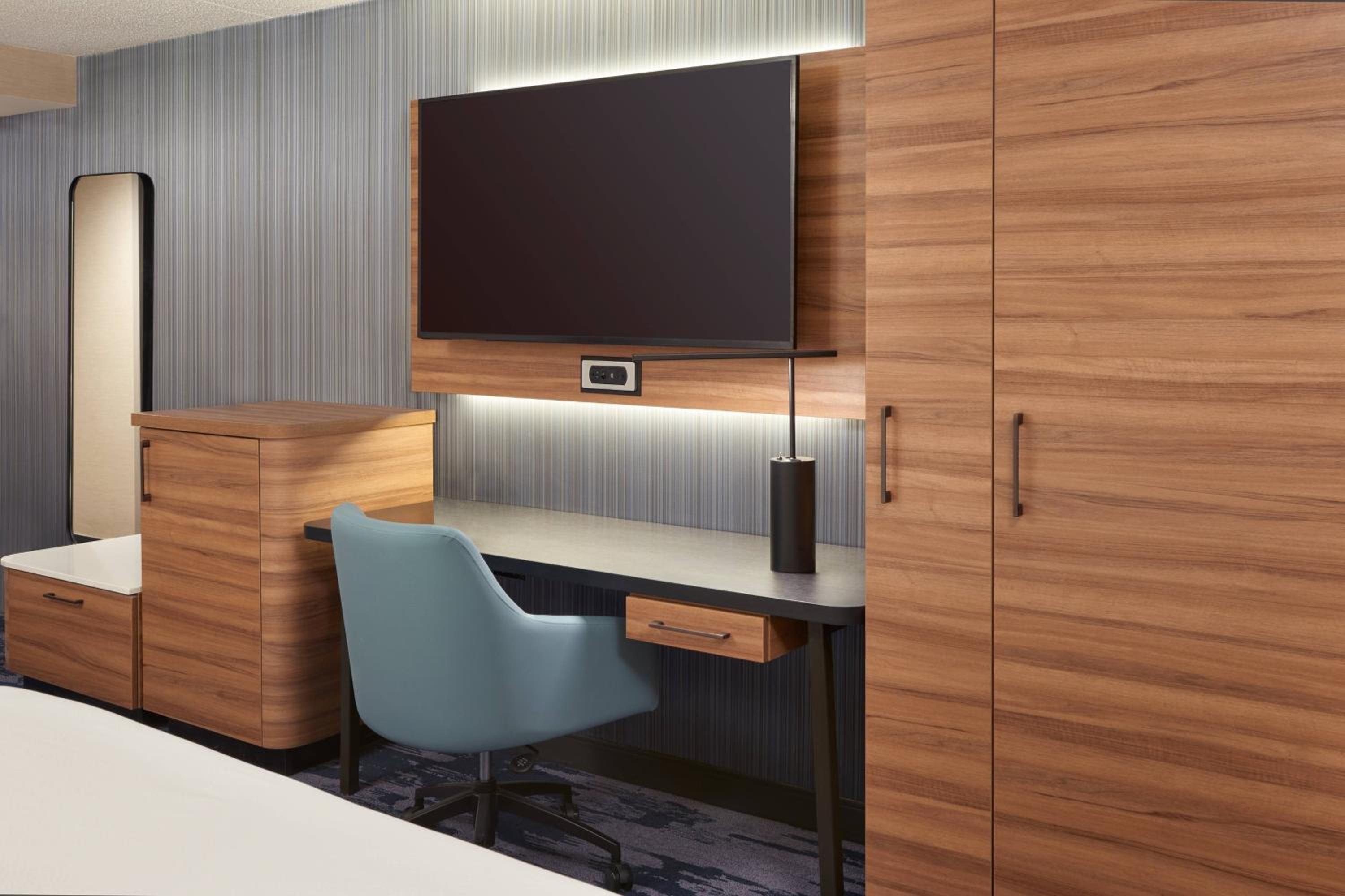 King Room with Bathtub - Mobility Access/Hearing Accessible - Photo 3