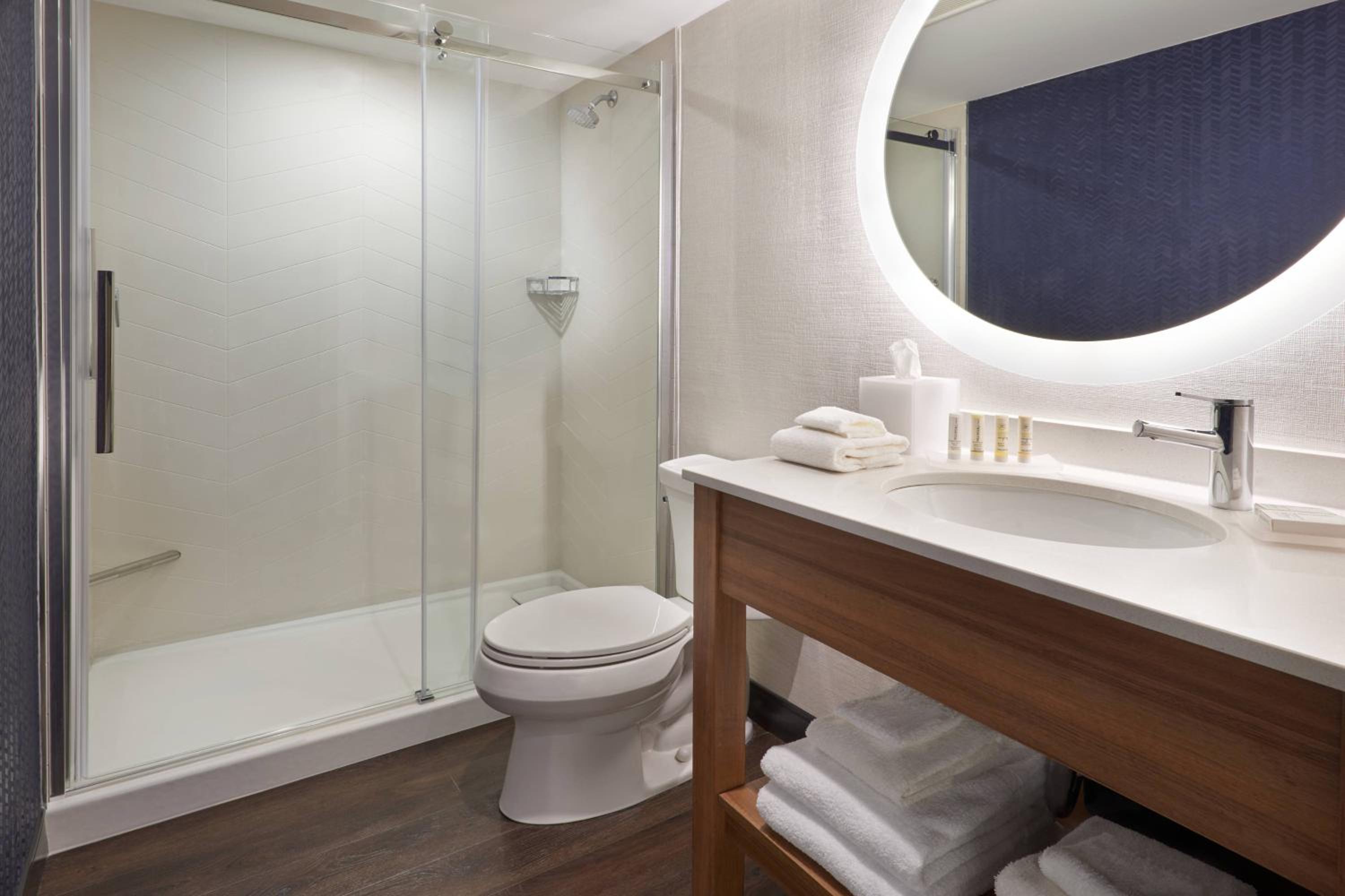 King Room with Bathtub - Mobility Access/Hearing Accessible - Photo 5