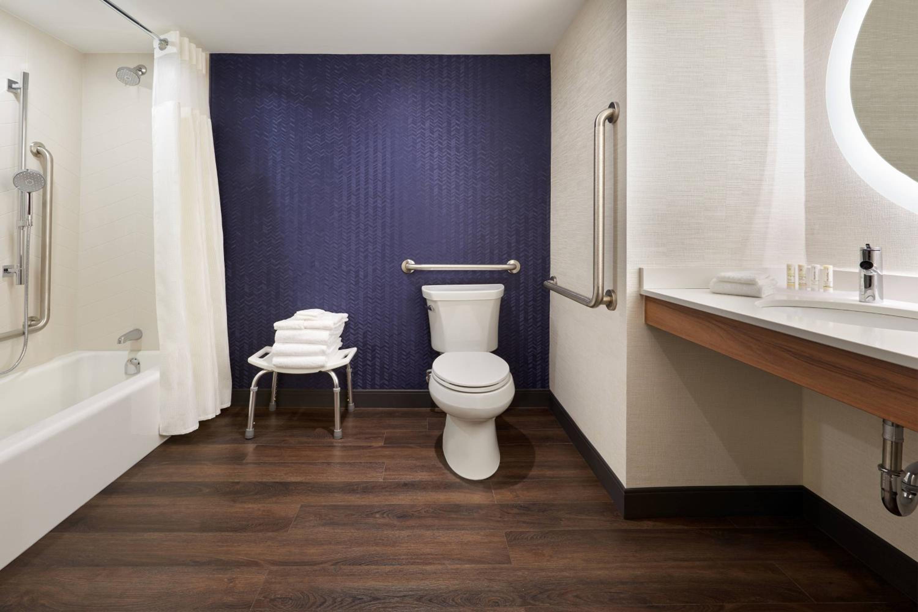 King Room with Bathtub - Mobility Access/Hearing Accessible - Photo 6