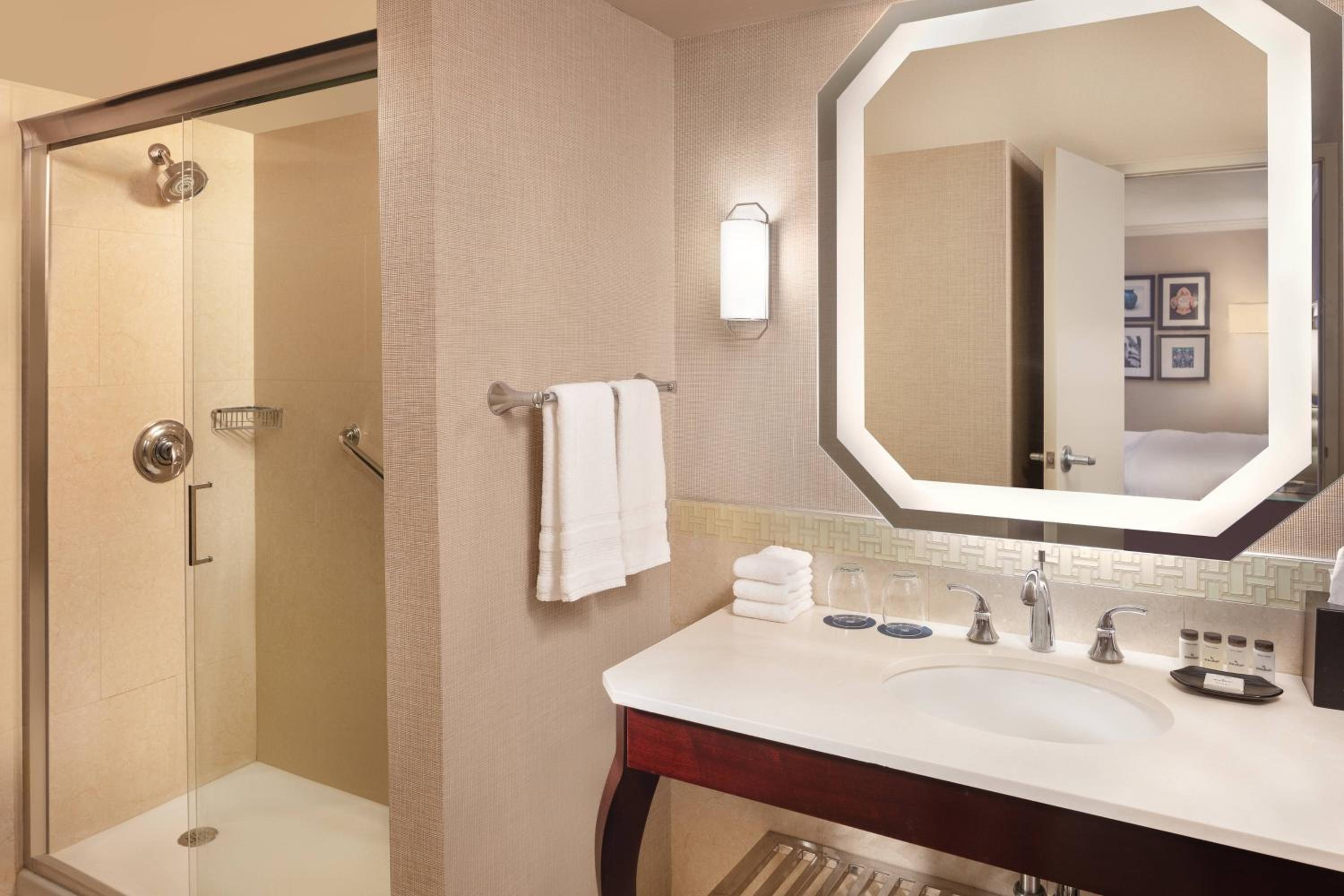 Club level, Executive Suite, 1 King, Sofa bed - Photo 3