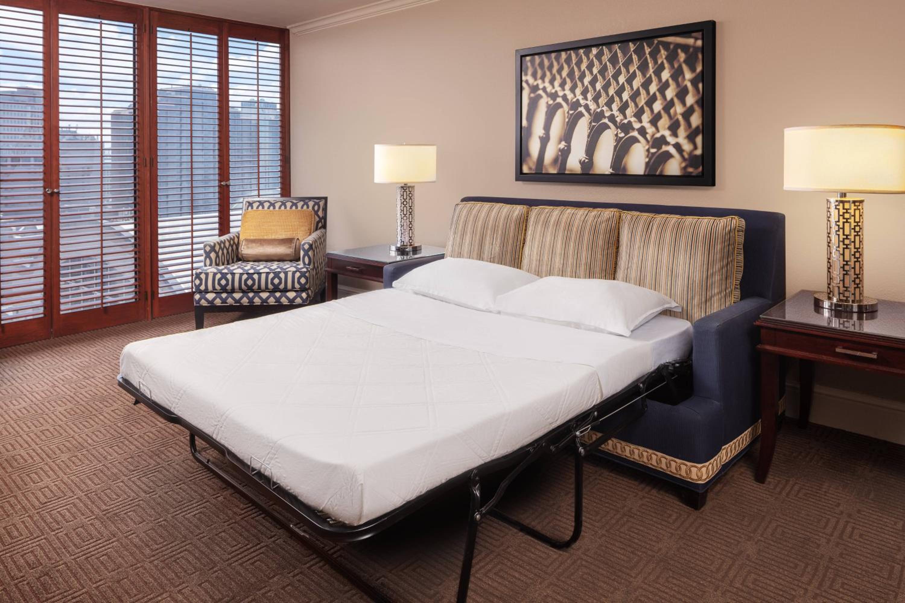 Club level, Executive Suite, 1 King, Sofa bed - Photo 4