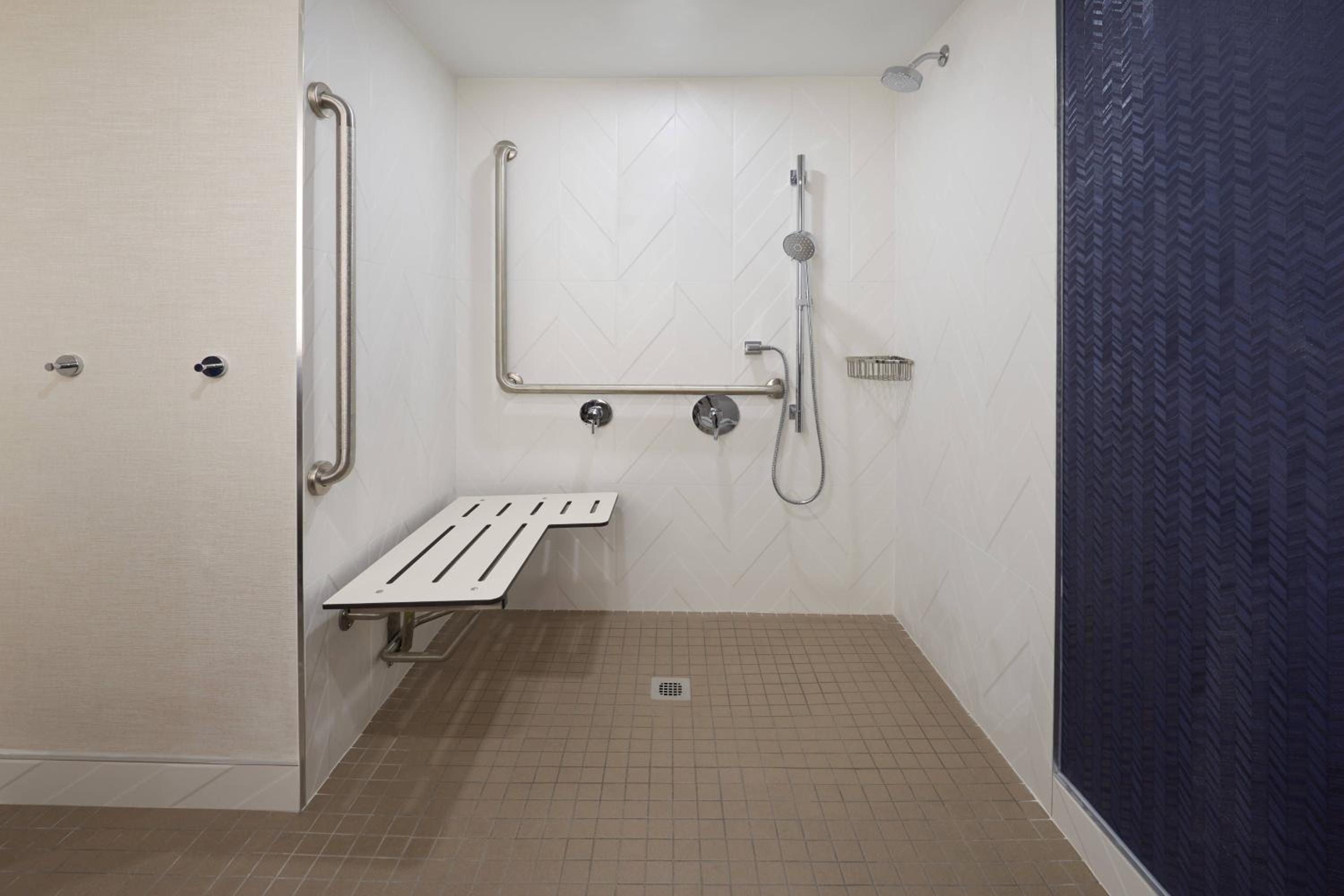 King Room with Bathtub - Mobility Access/Hearing Accessible - Photo 7