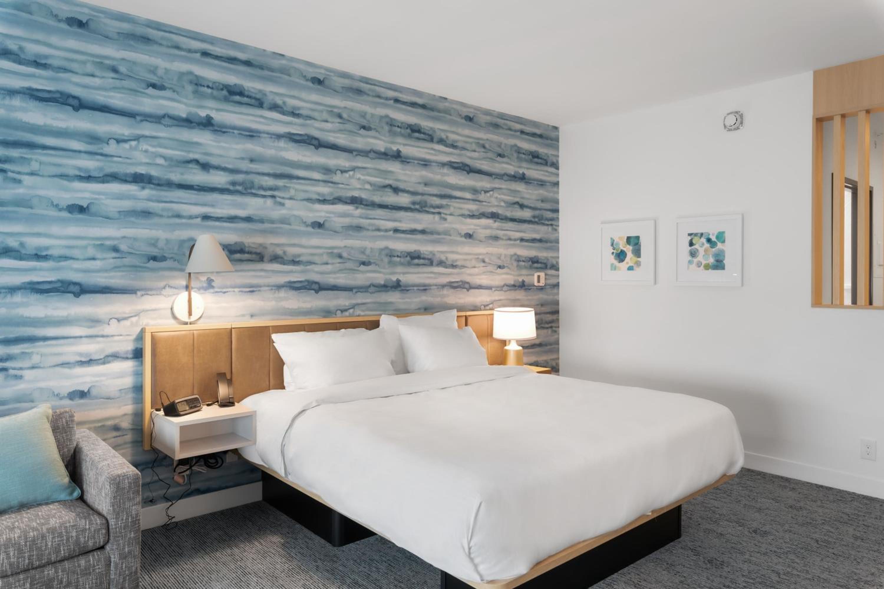 Large Studio King Room with Sofa Bed and Roll-In Shower - Mobility/Hearing Accessible