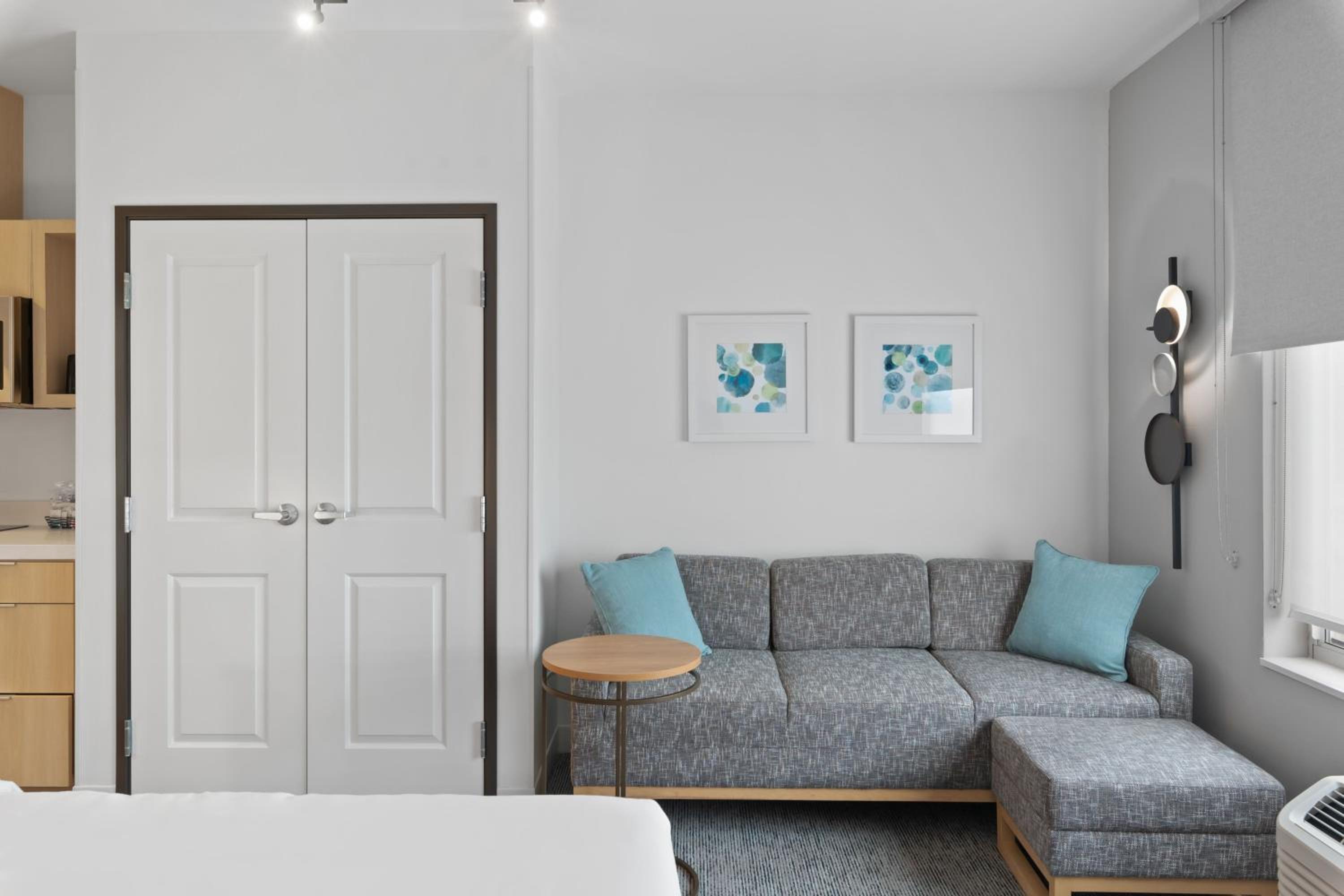 King Studio with Sofa Bed - Photo 3