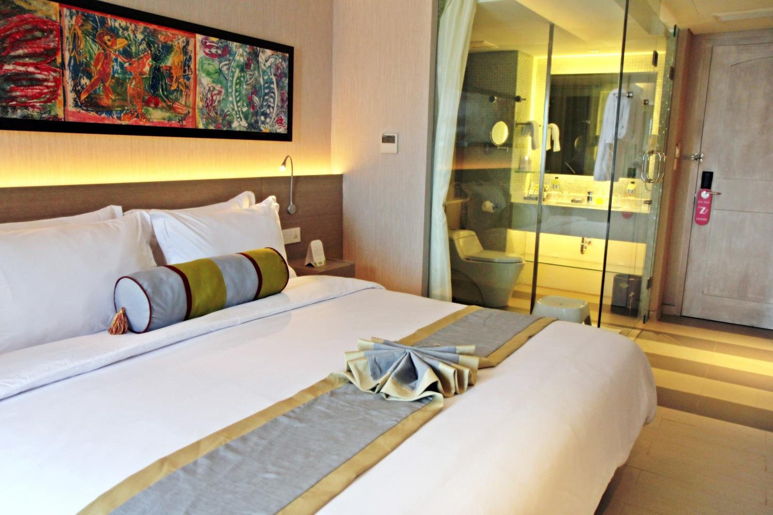 Superior Plus King Room - Room Only thumbnail 5