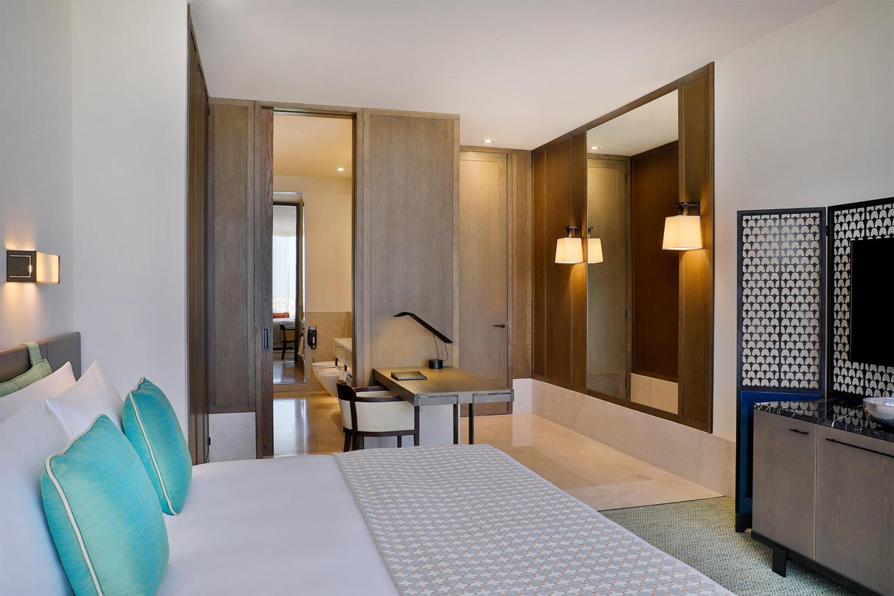Deluxe Guest Room, 1 King, City View