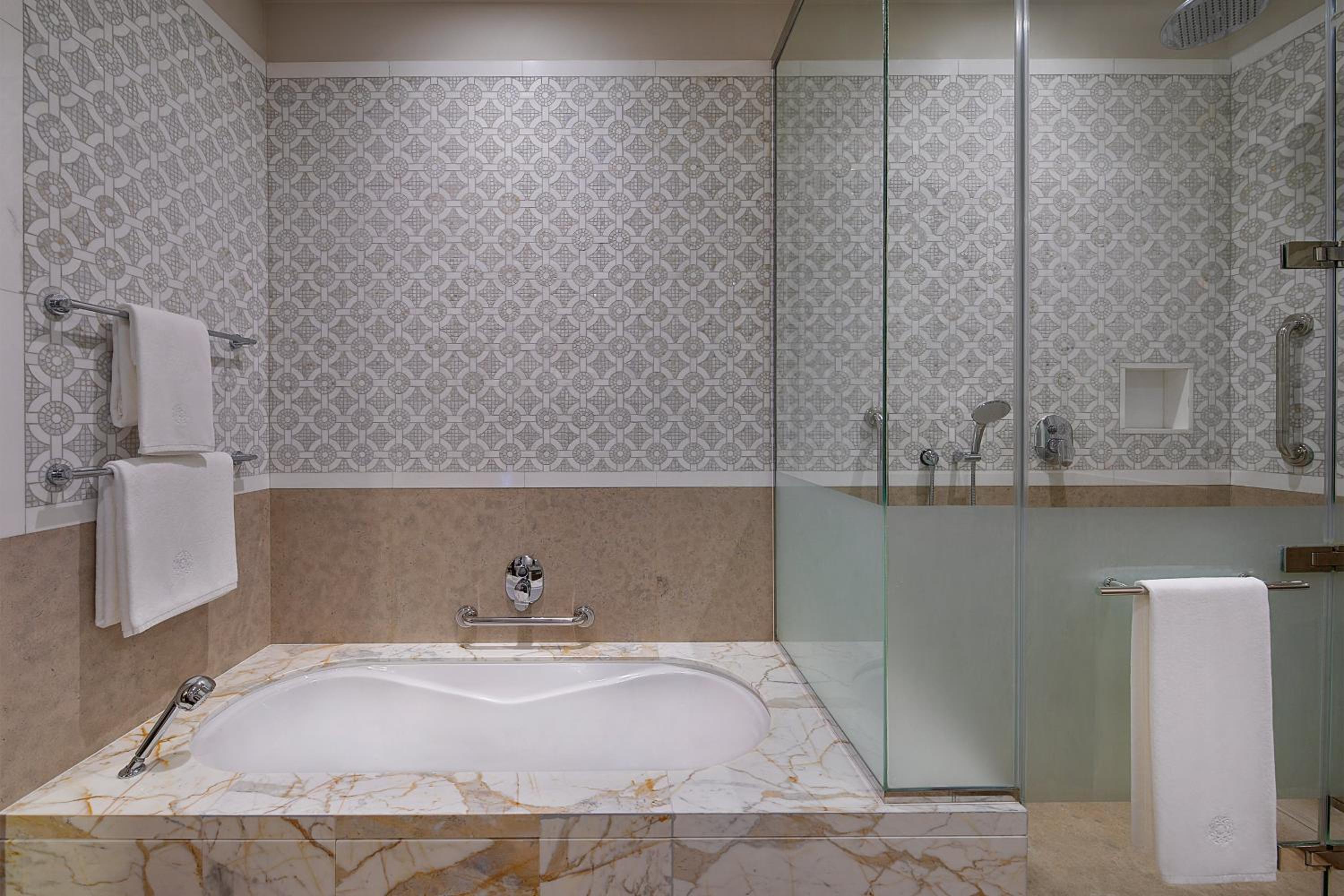 Superior Guest room, 1 King, High floor thumbnail 5