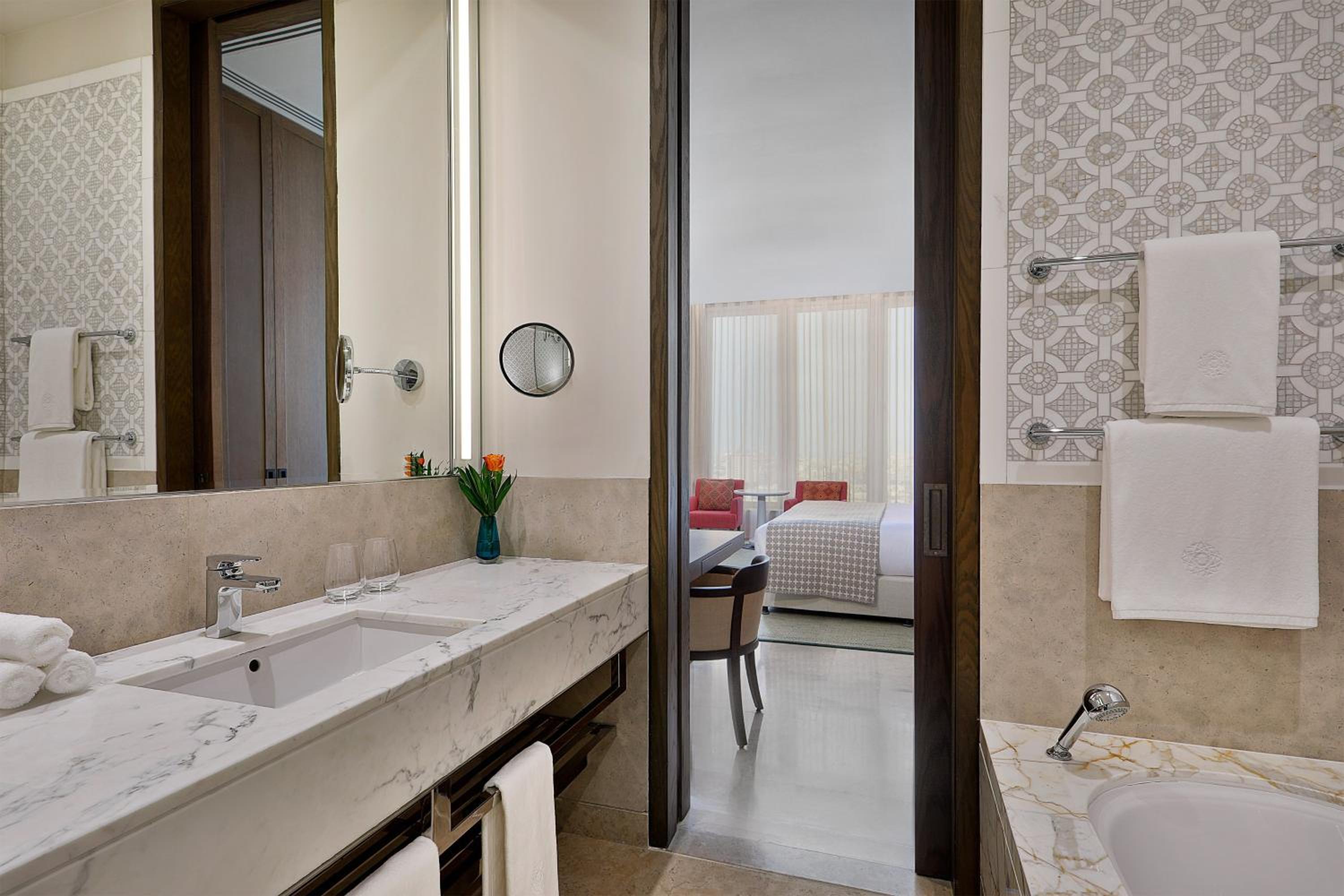 Superior Guest room, 1 King, High floor thumbnail 6