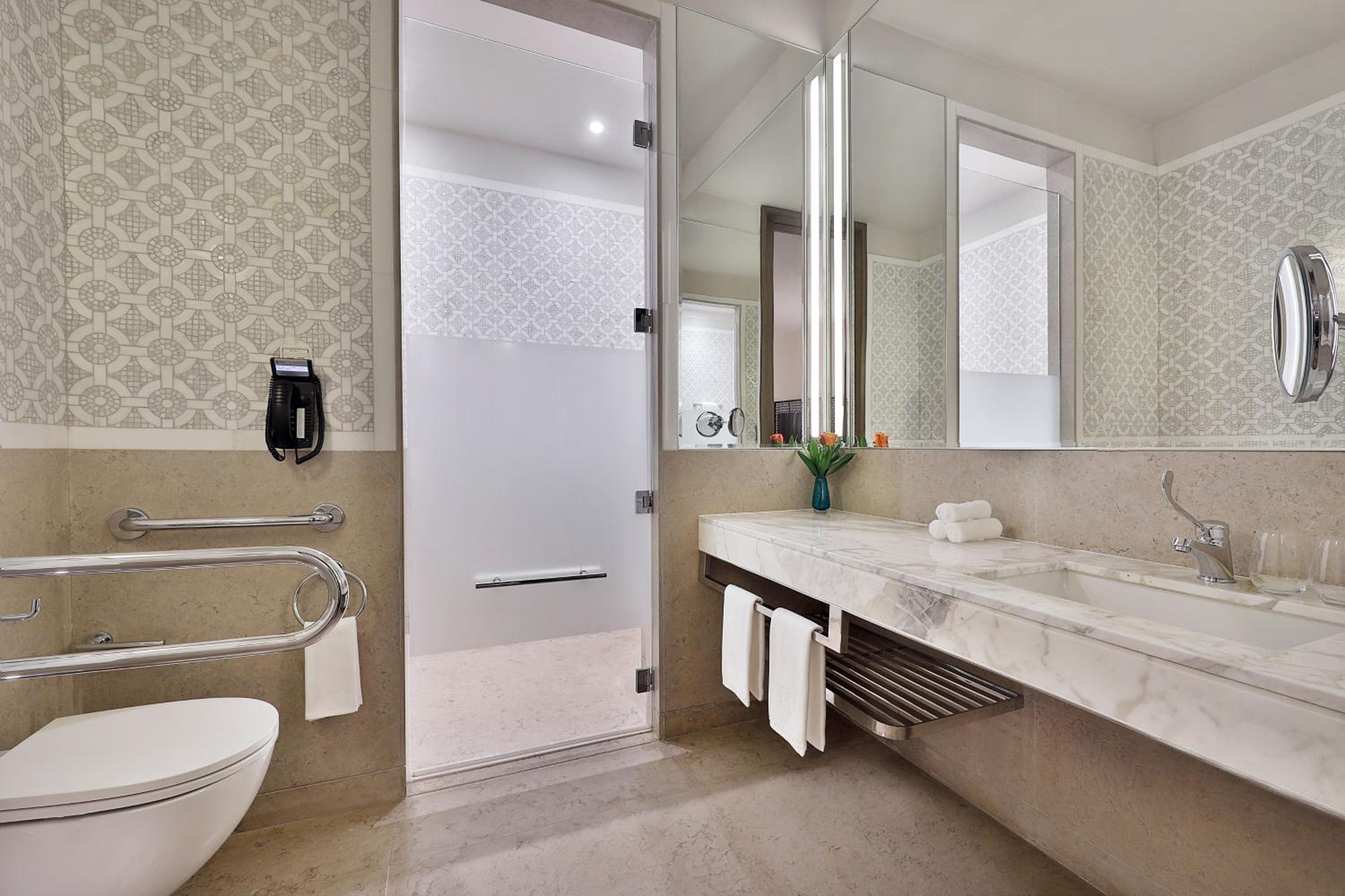 Executive Suite, 1 Bedroom Suite, 1 King, City view thumbnail 6