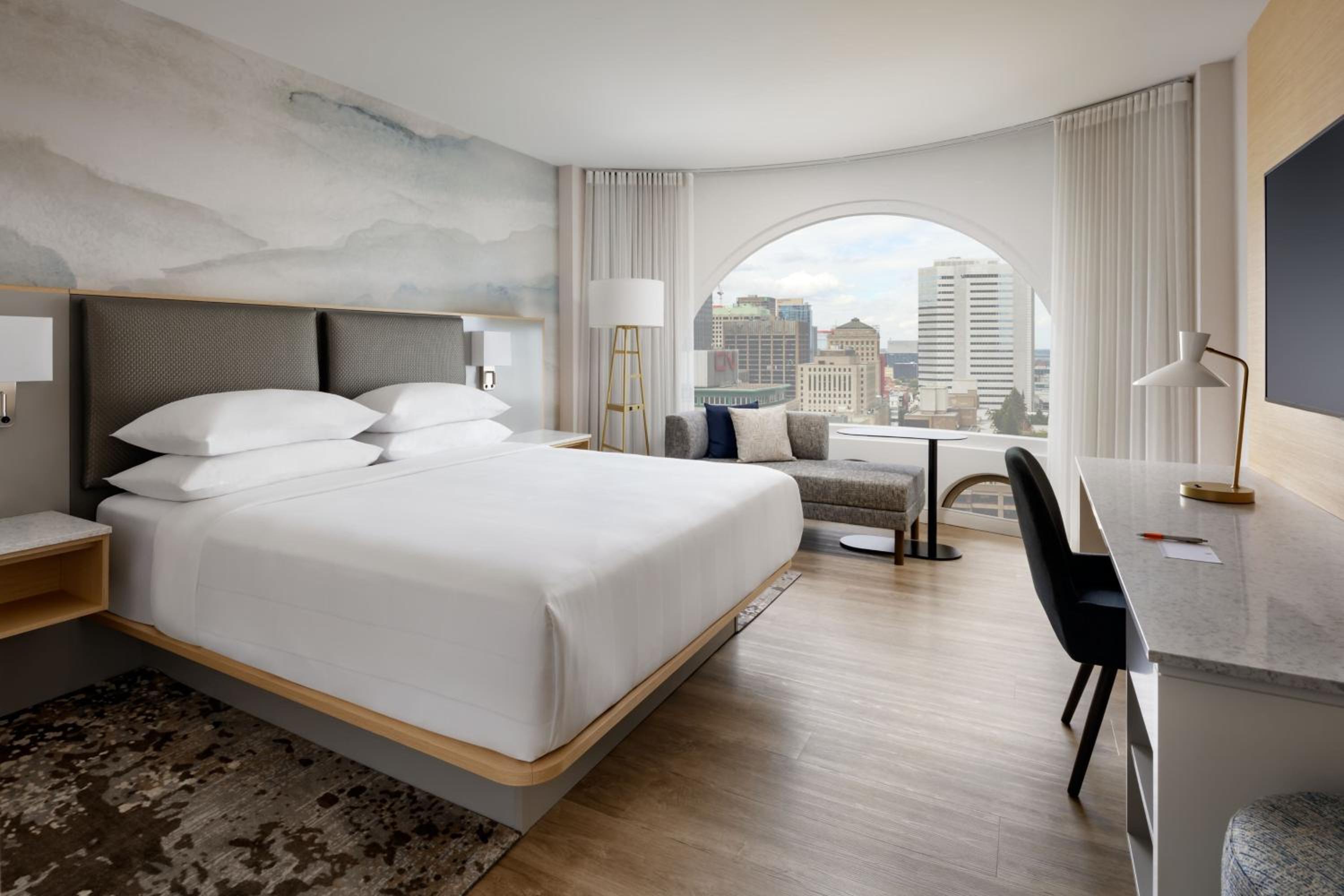 Superior King Room thumbnail 6