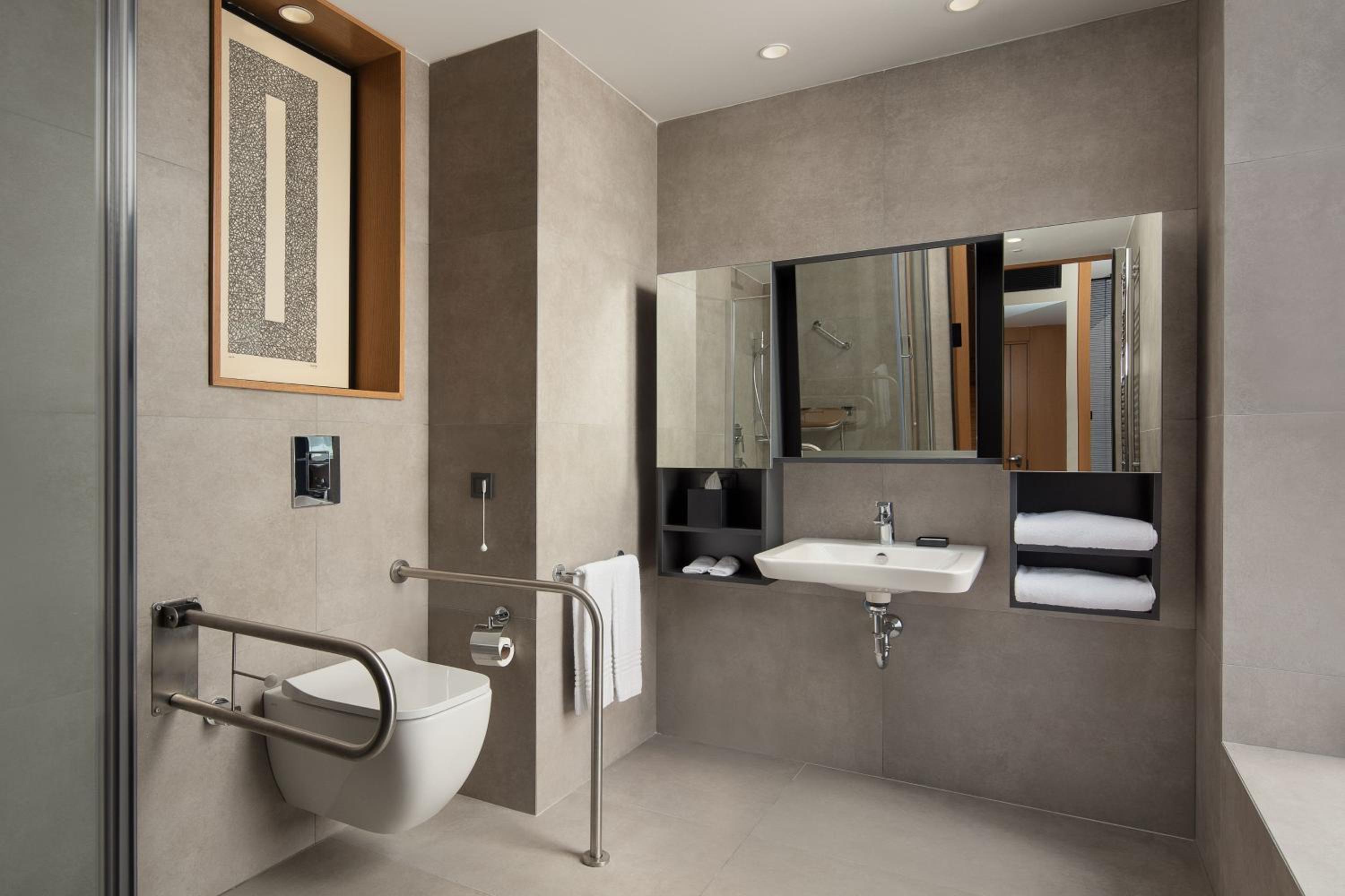 Premium Corner King Room with City View
