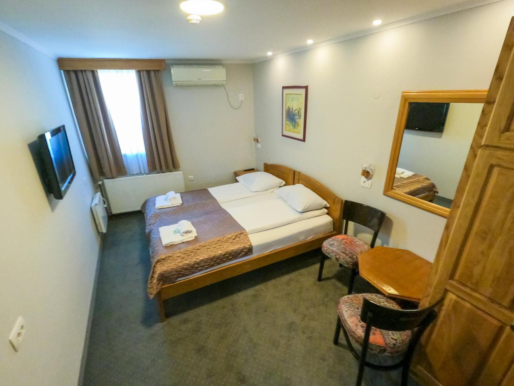 Budget Double Room photo 3