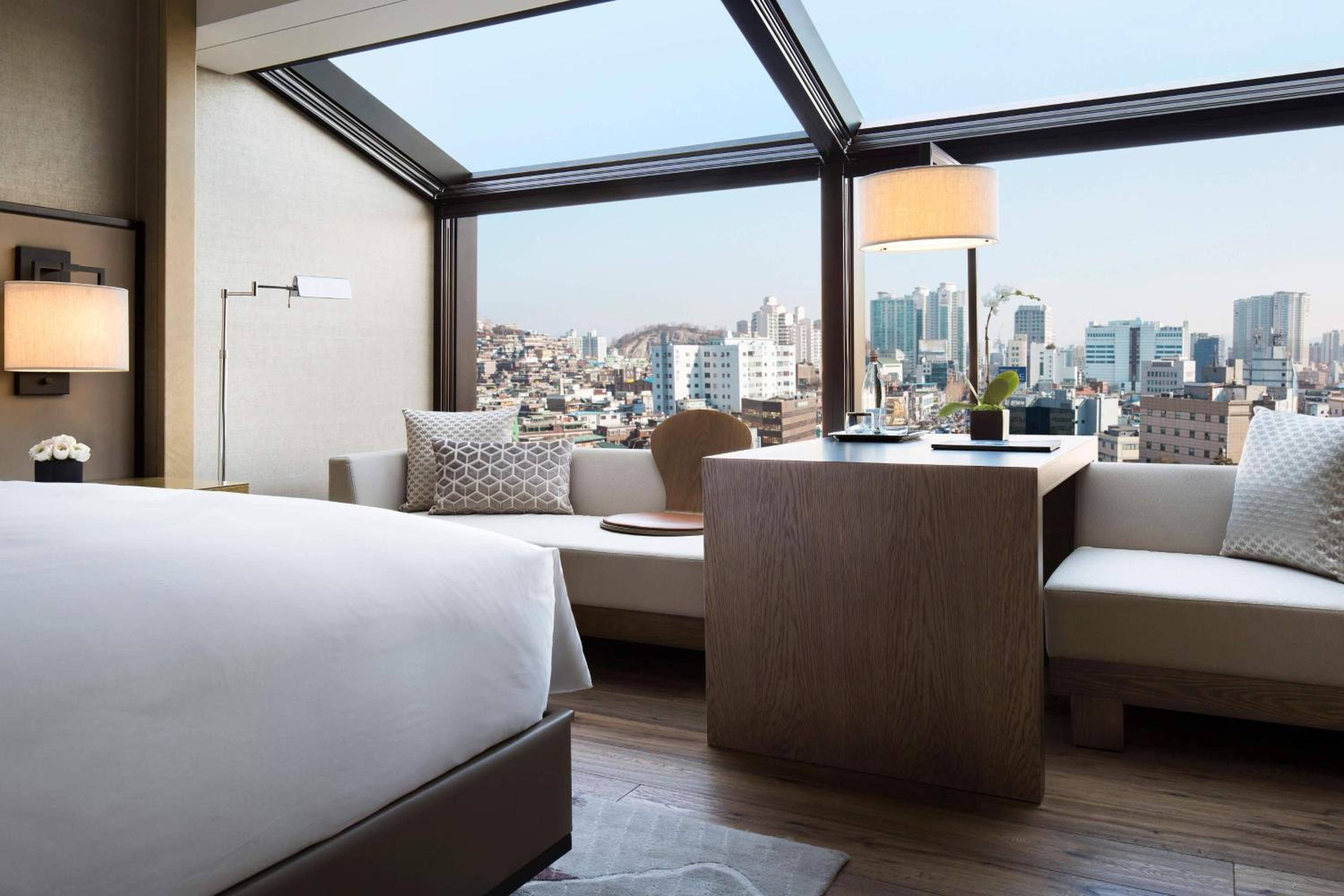 Executive lounge access, Guest room, 1 King, Skyline view photo 1