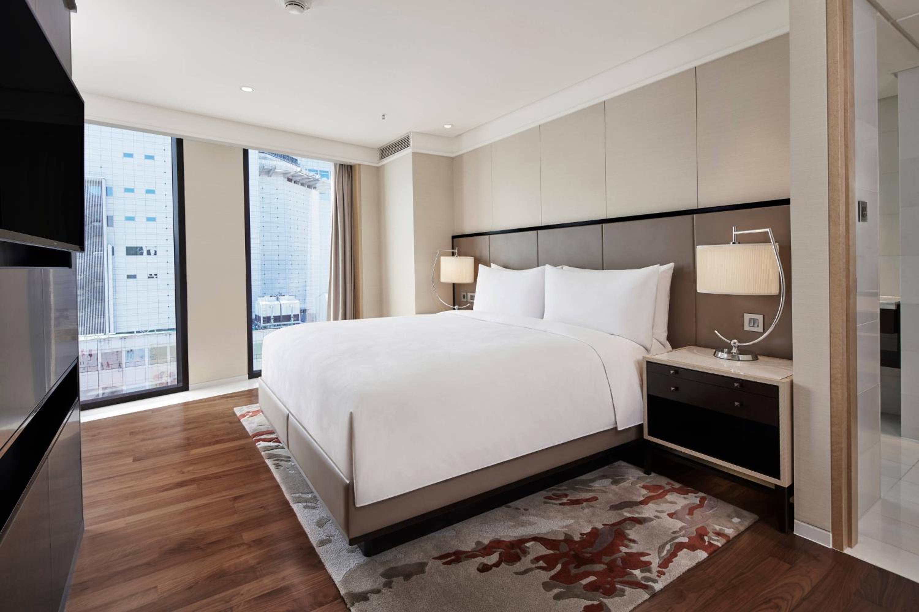Deluxe Executive Suite, Executive lounge access, 1 King photo 1