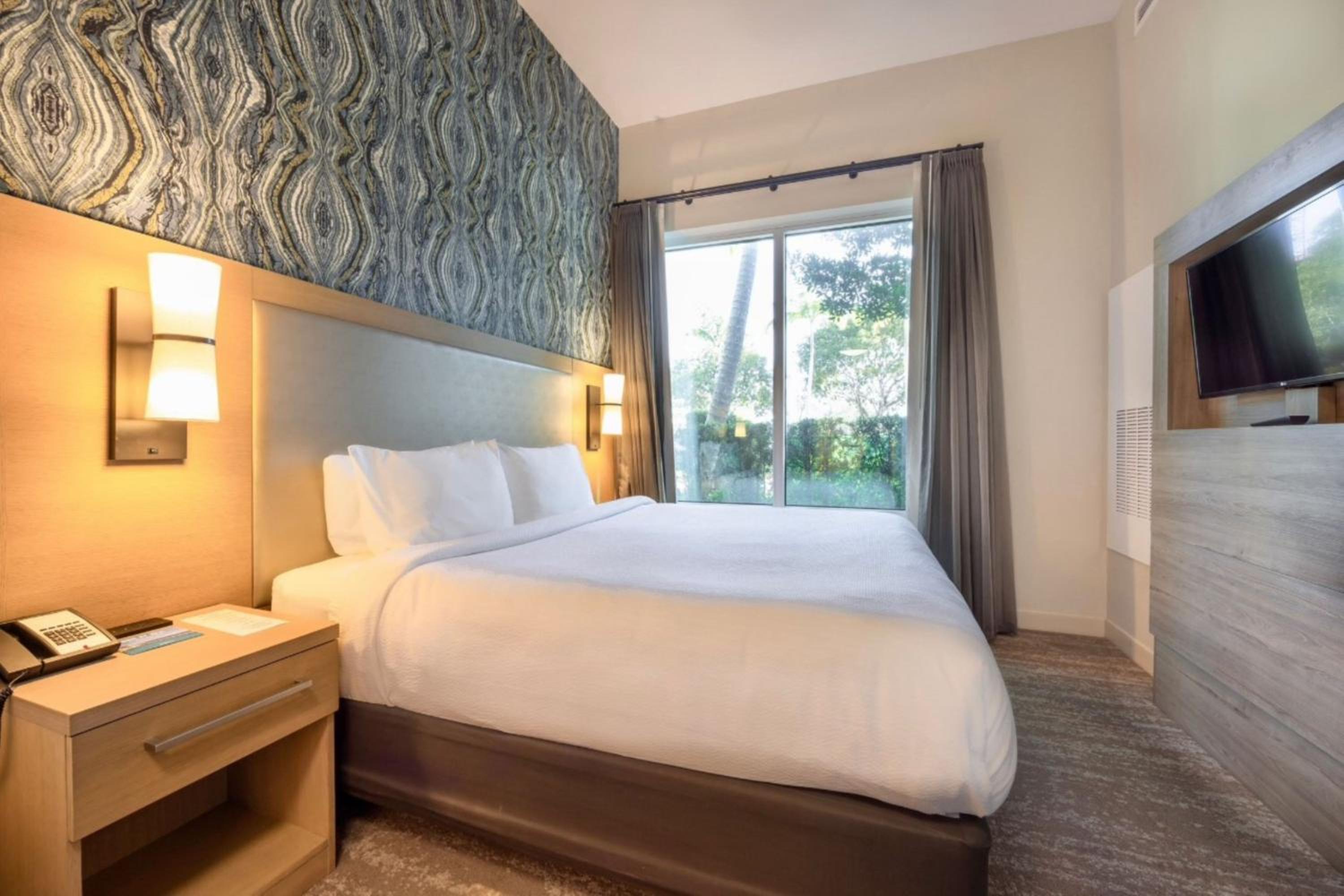 1 Bedroom Suite, 1 King - Photo 2