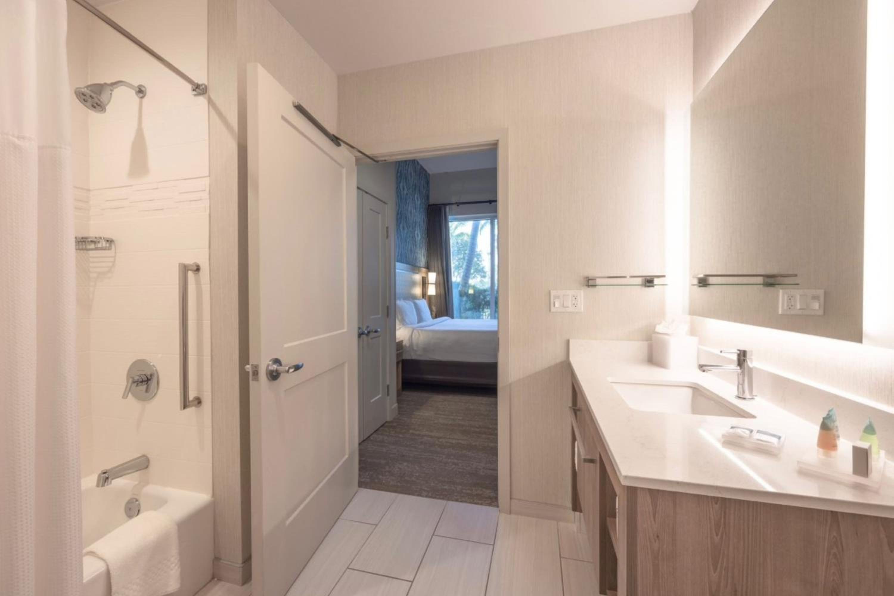 1 Bedroom Suite, 1 King - Photo 3