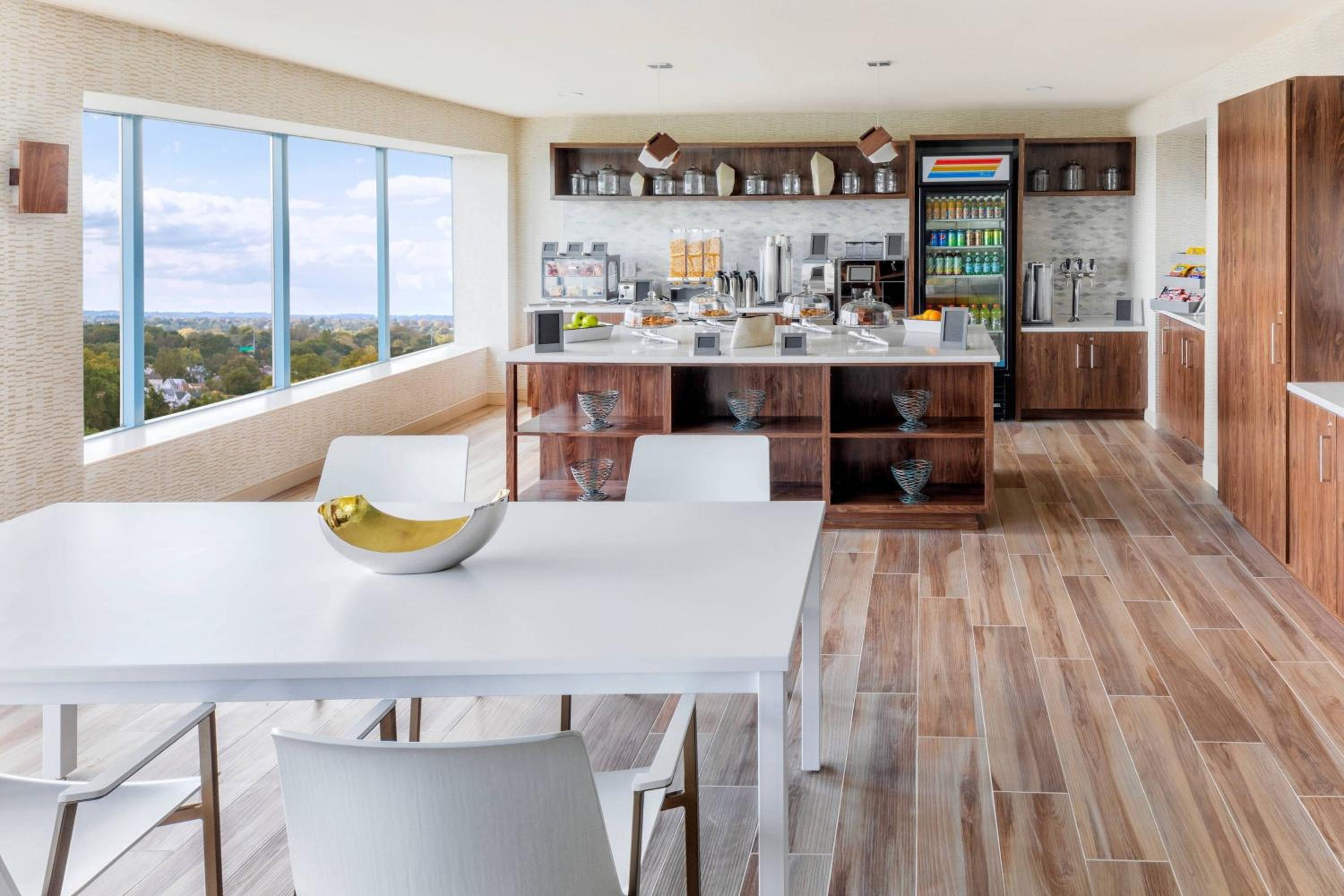 Premium High Floor, Guest Room with 1 King (Delta Pantry Access) - Photo 7