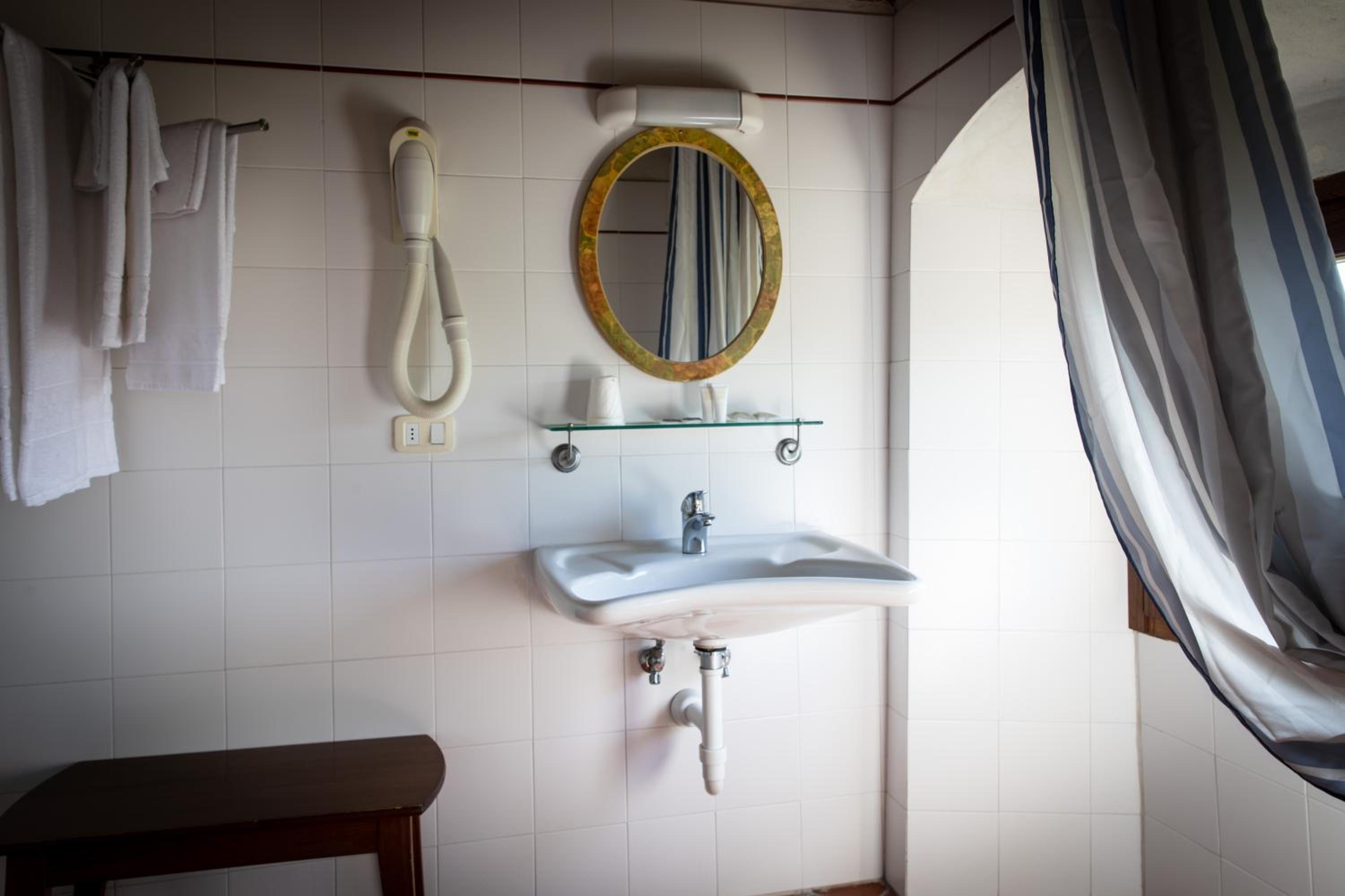Queen Room - Disability Access photo 2