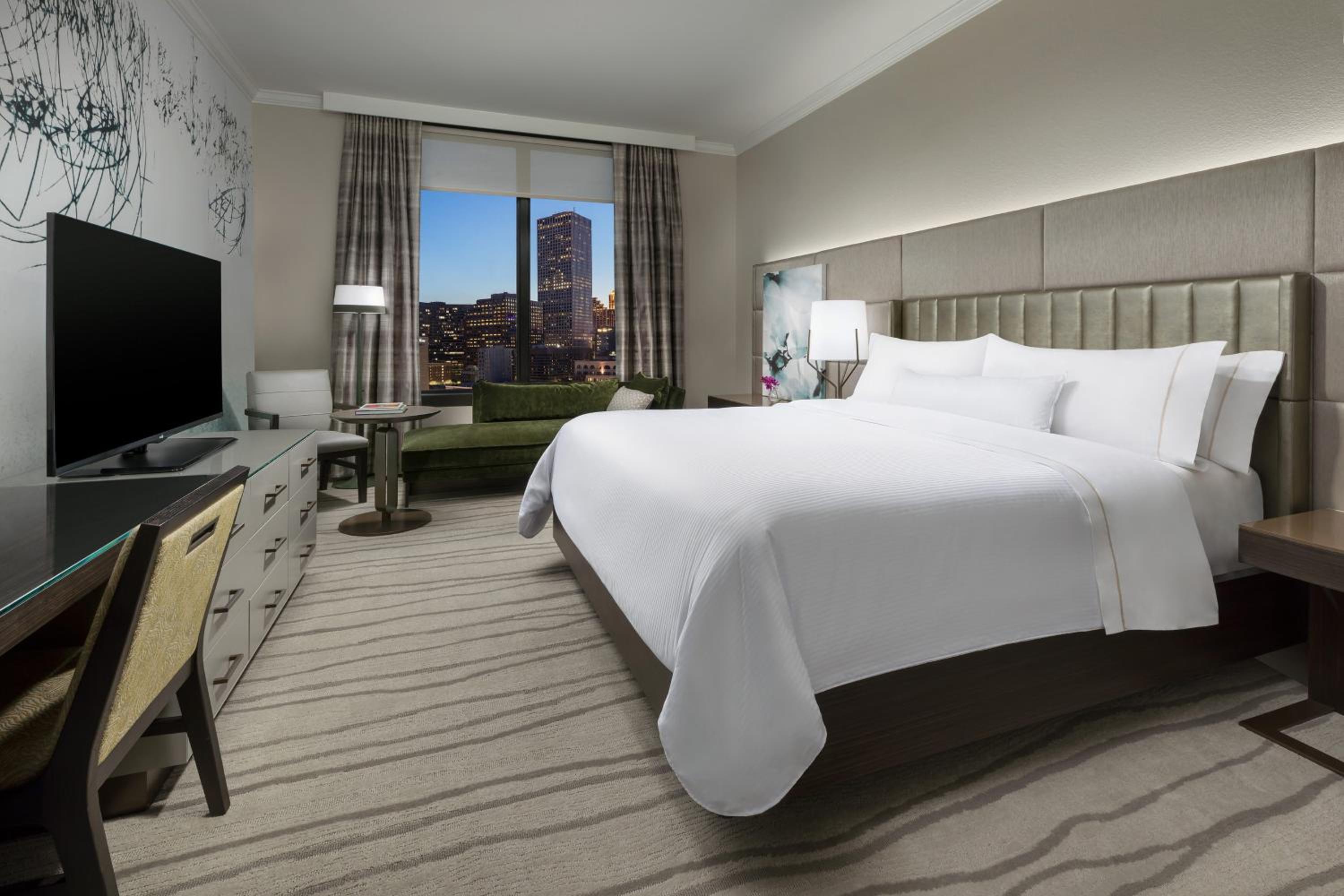 Traditional King, Guest room, 1 King, City view - Photo 3