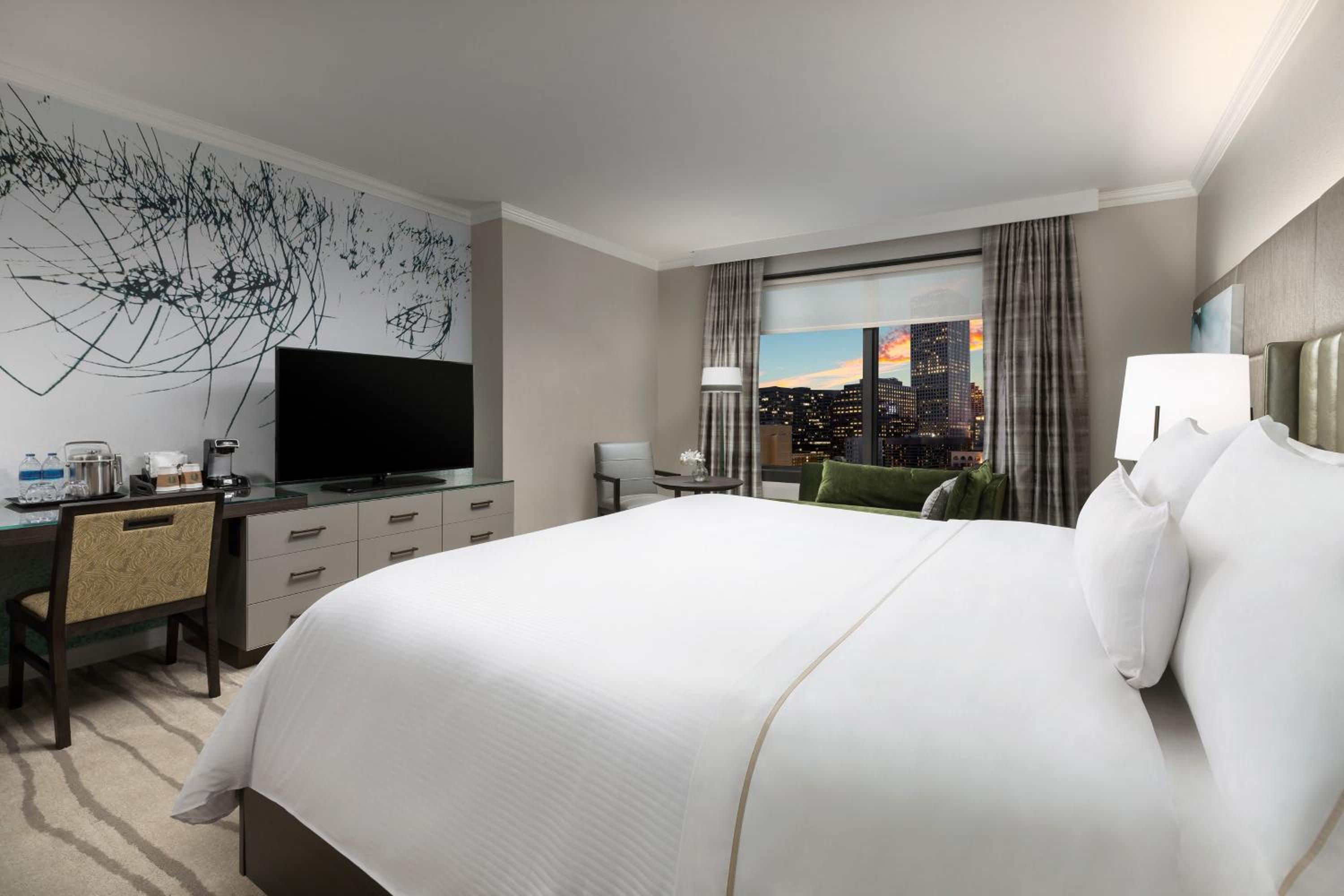 Traditional King, Guest room, 1 King, City view - Photo 5