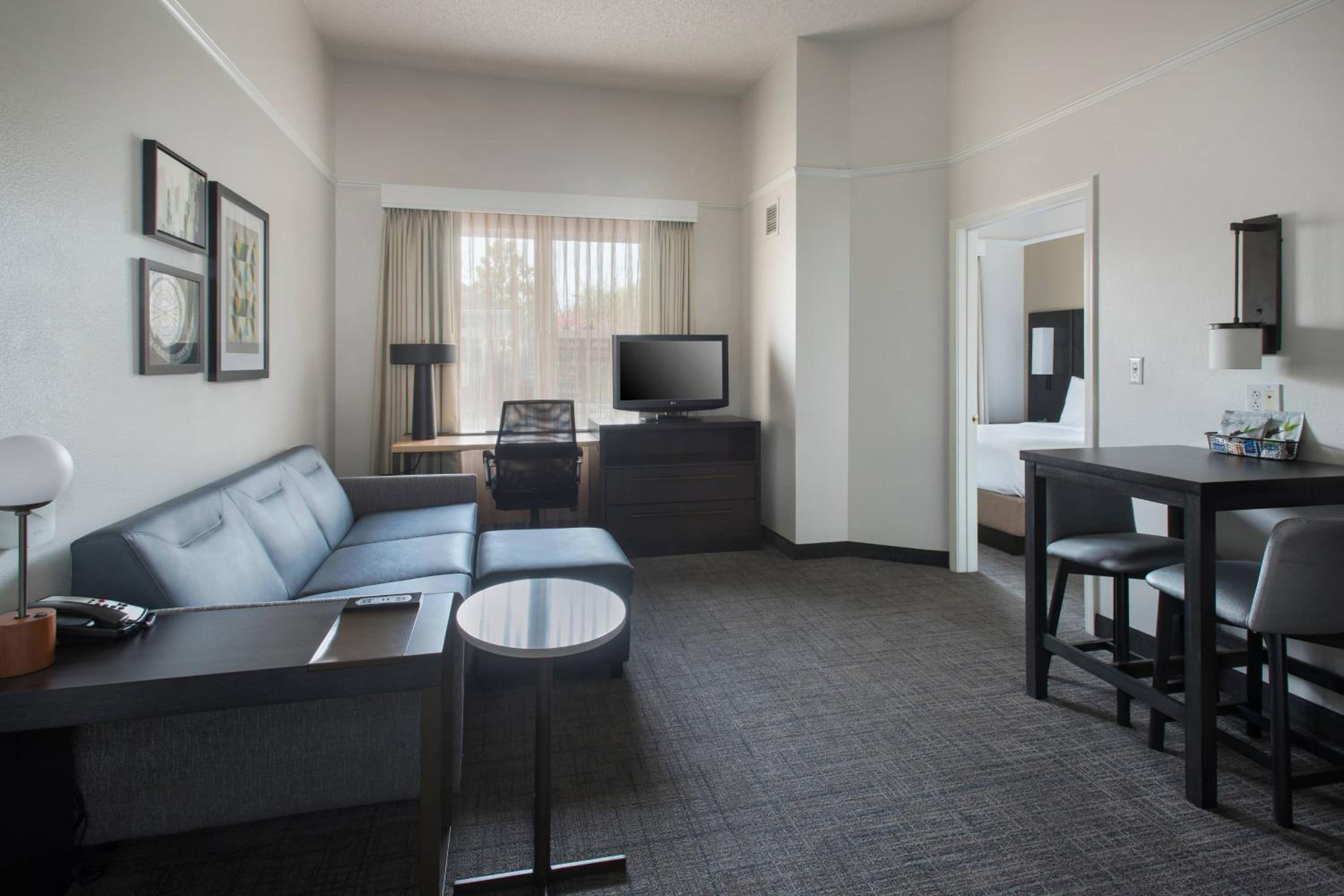 One-Bedroom Queen Suite with Sofa Bed - Photo 3