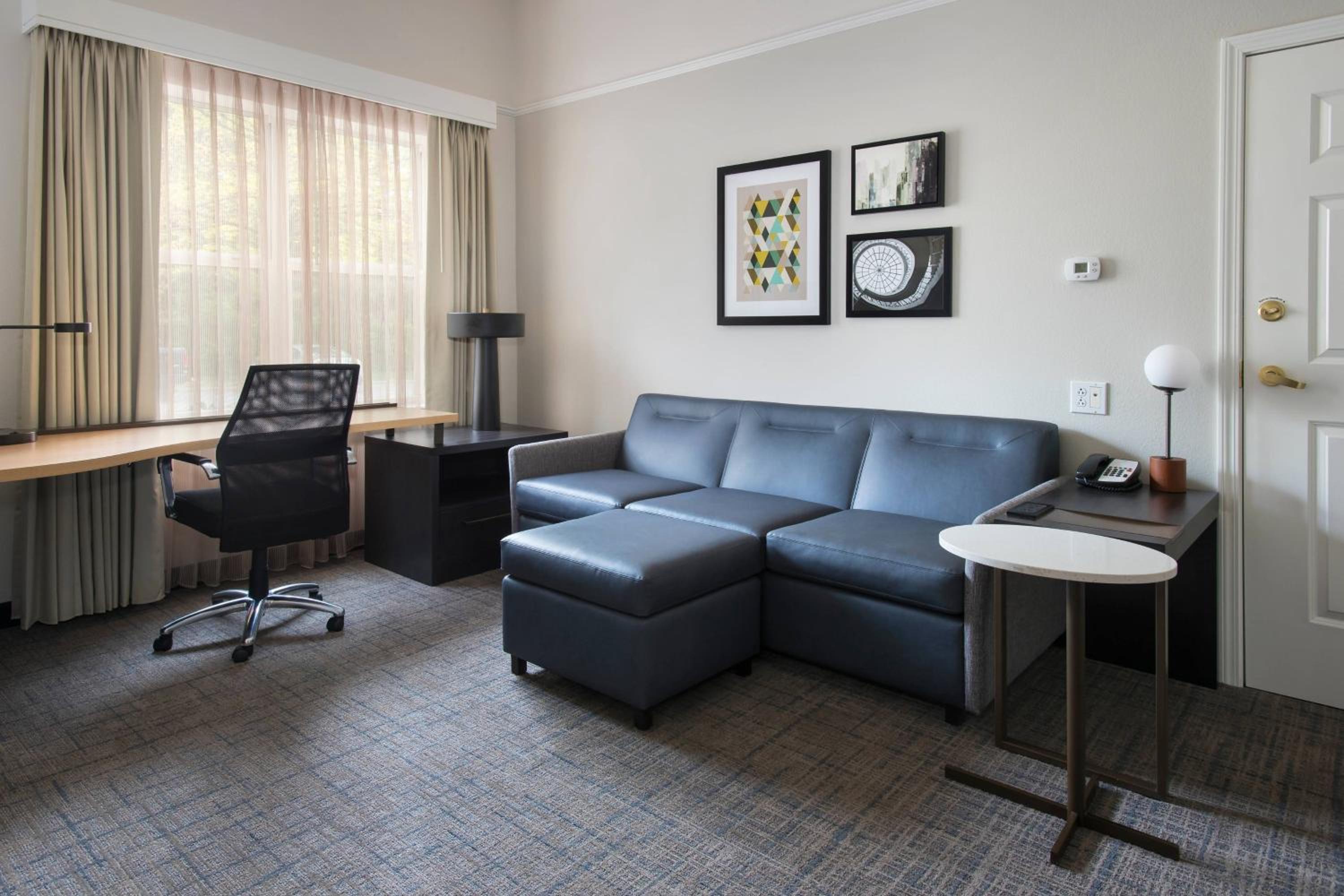 Queen Studio with Sofa Bed - Photo 3