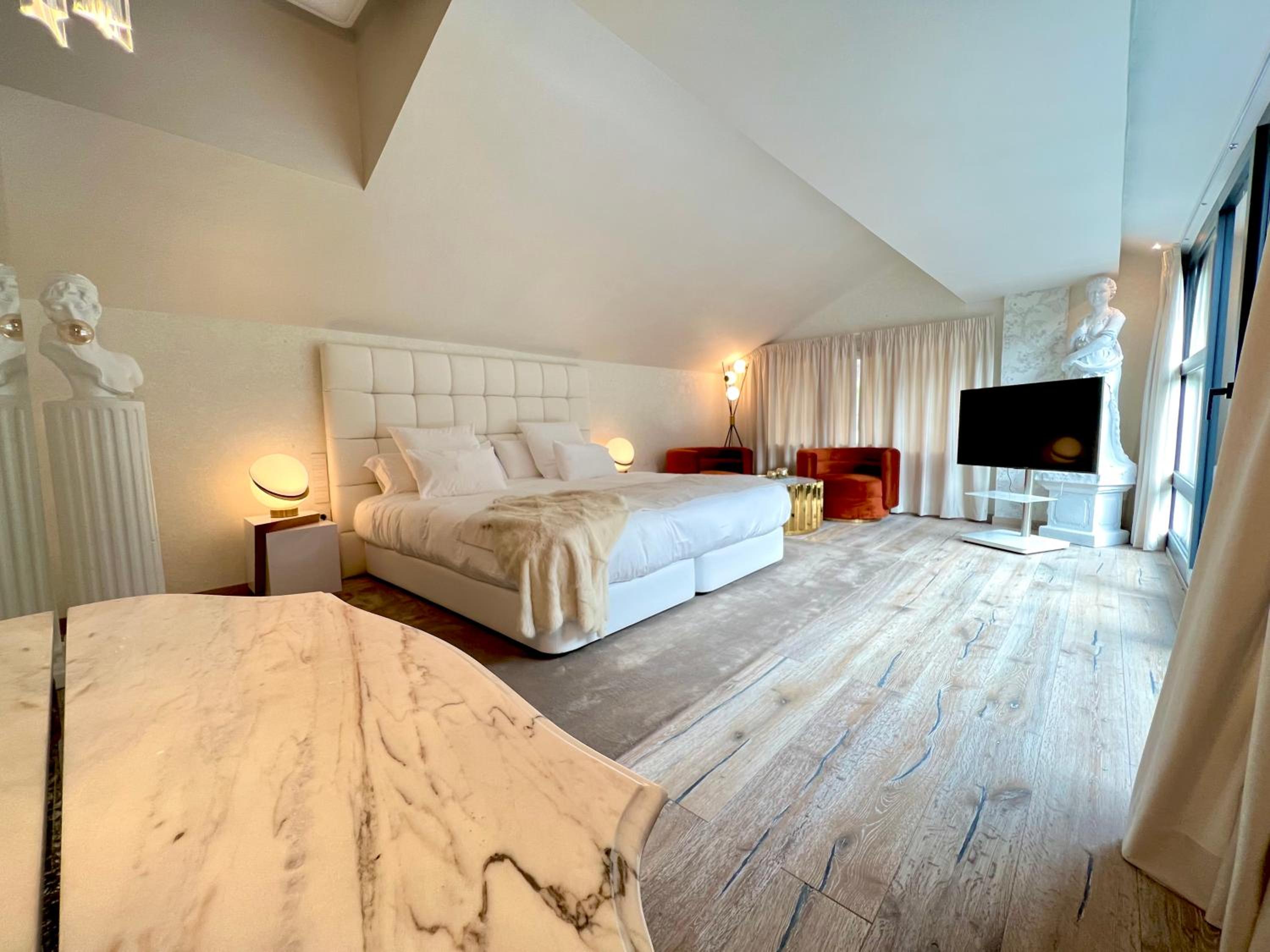 Deluxe Suite photo 2