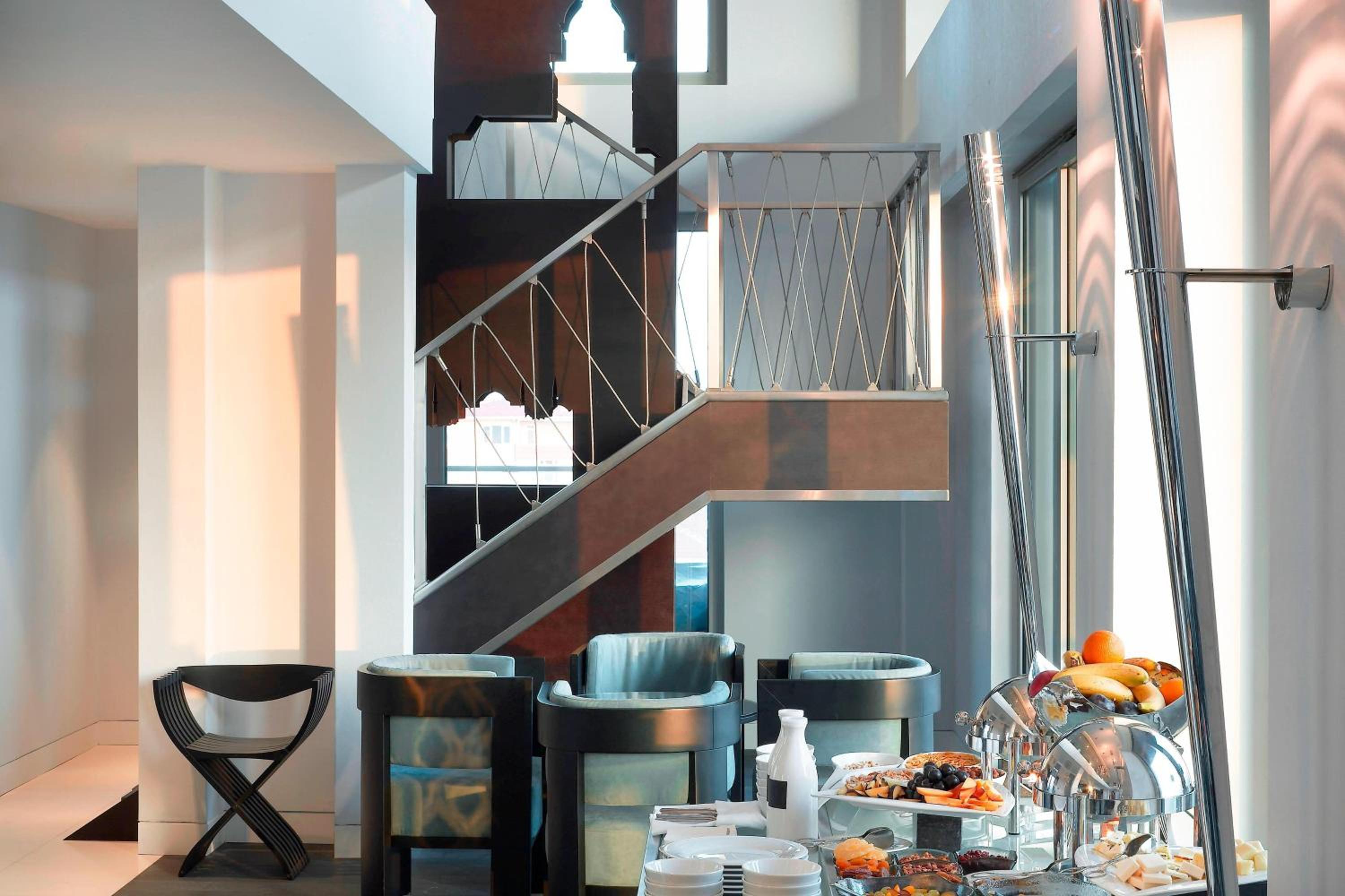 Junior Bosphorus Suite with Club Lounge Access thumbnail 6