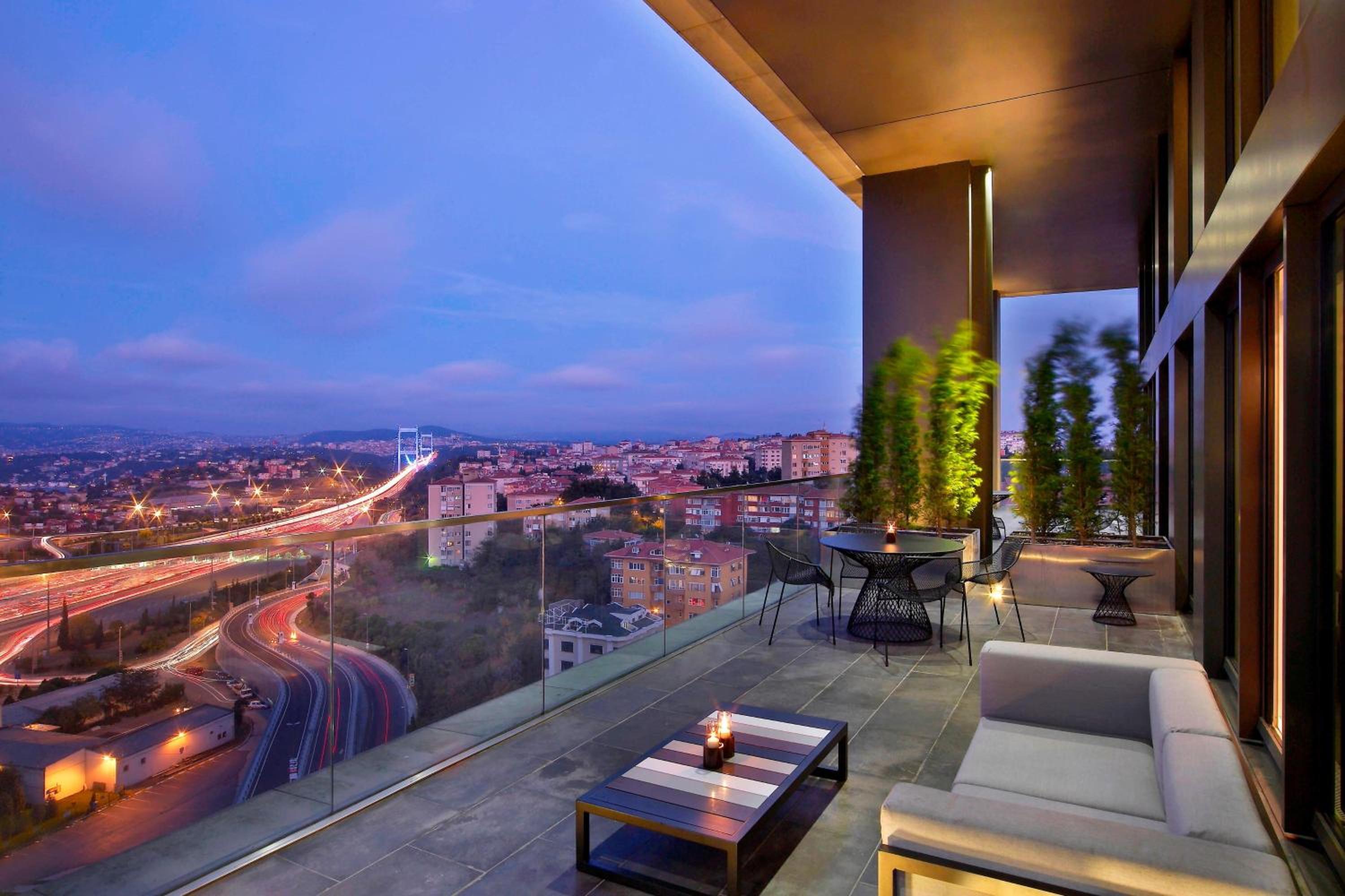 Corner King Suite with City View - Club Lounge Access thumbnail 6