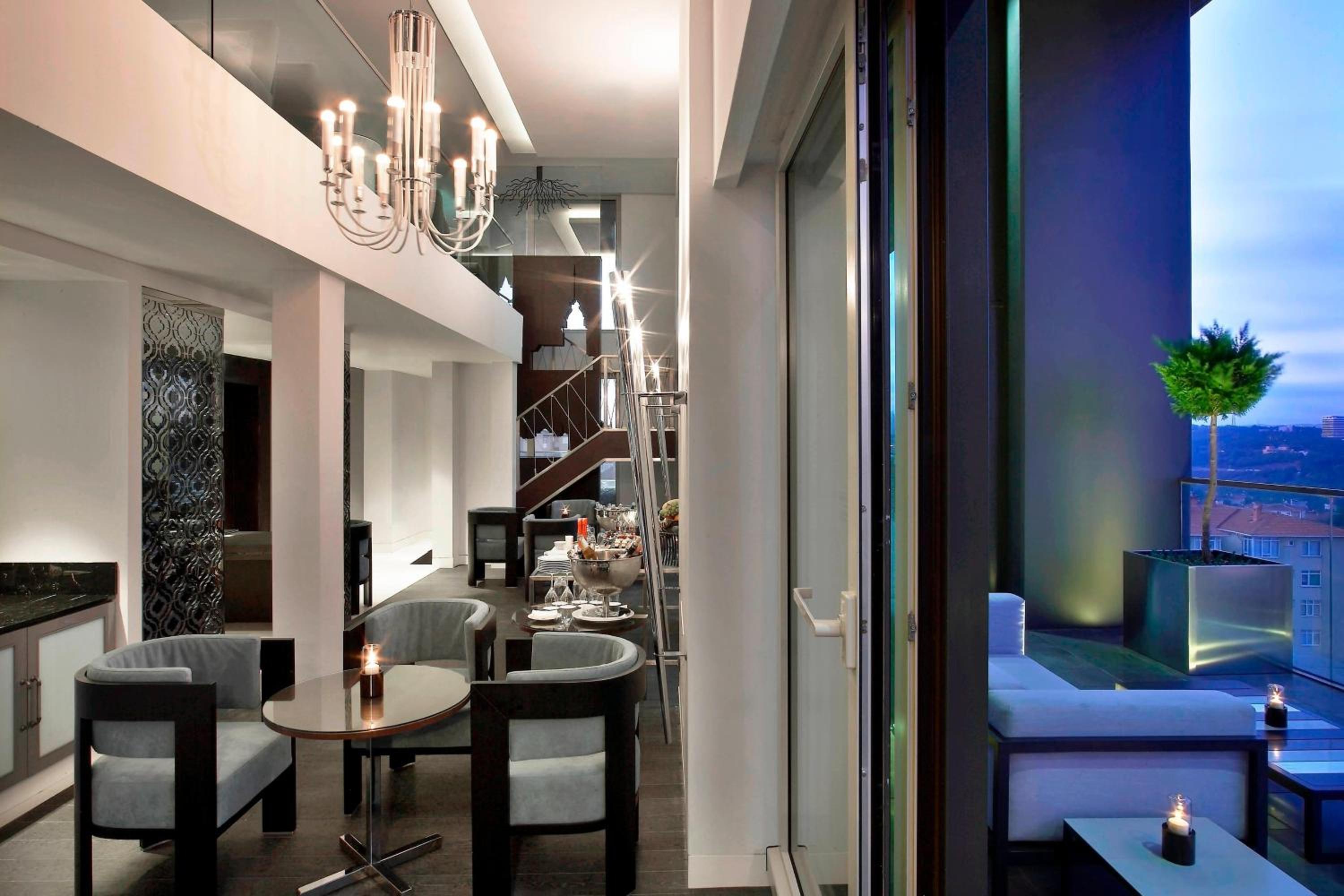 Signature King Suite with Bosphorus View - Club Lounge Access thumbnail 6
