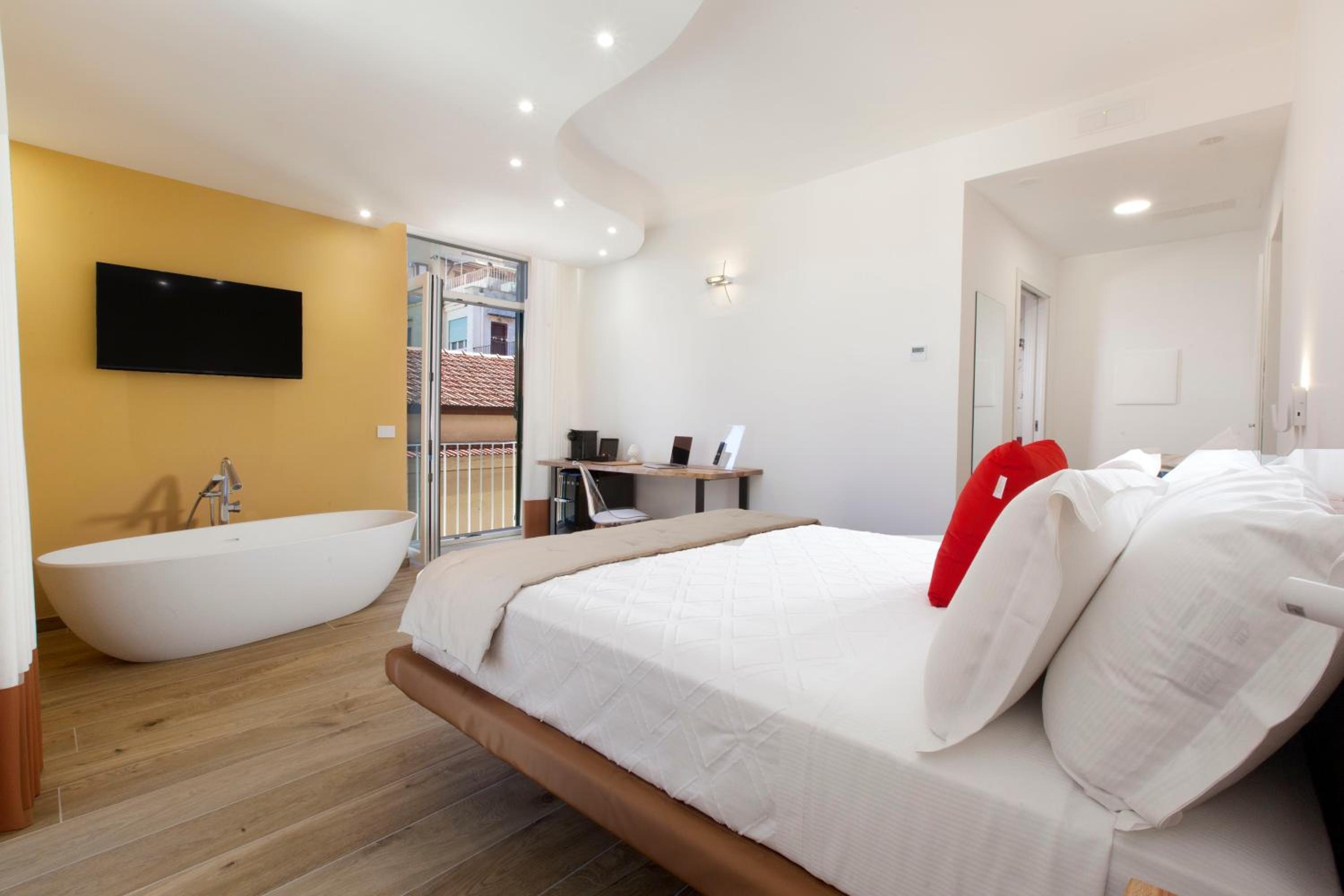Deluxe Double Room with Balcony - Photo 10