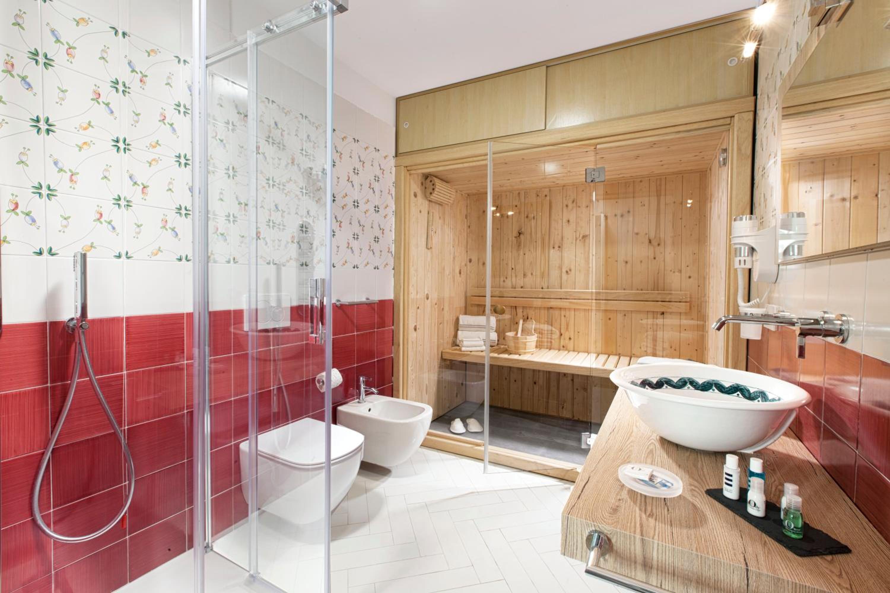 Deluxe Double Room with Balcony - Photo 9