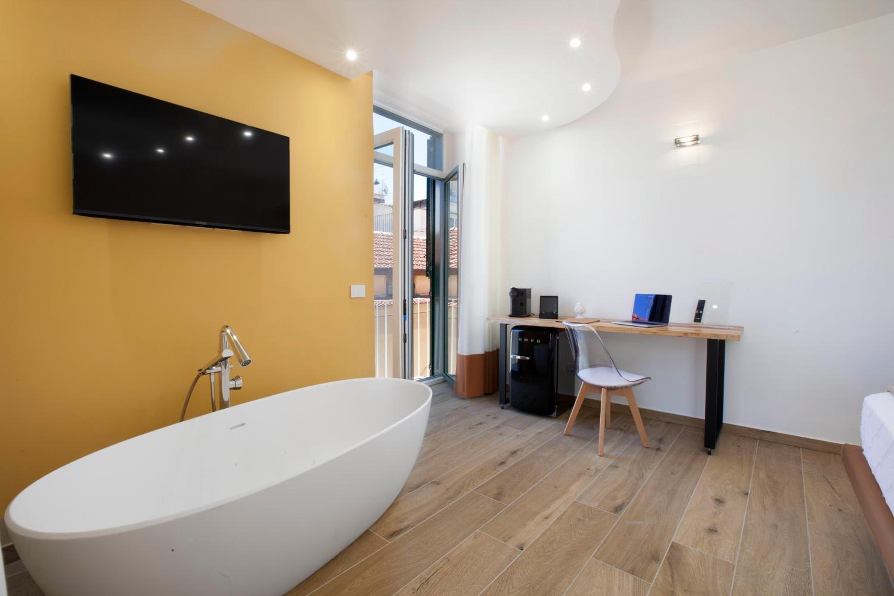 Deluxe Double Room with Balcony - Photo 3