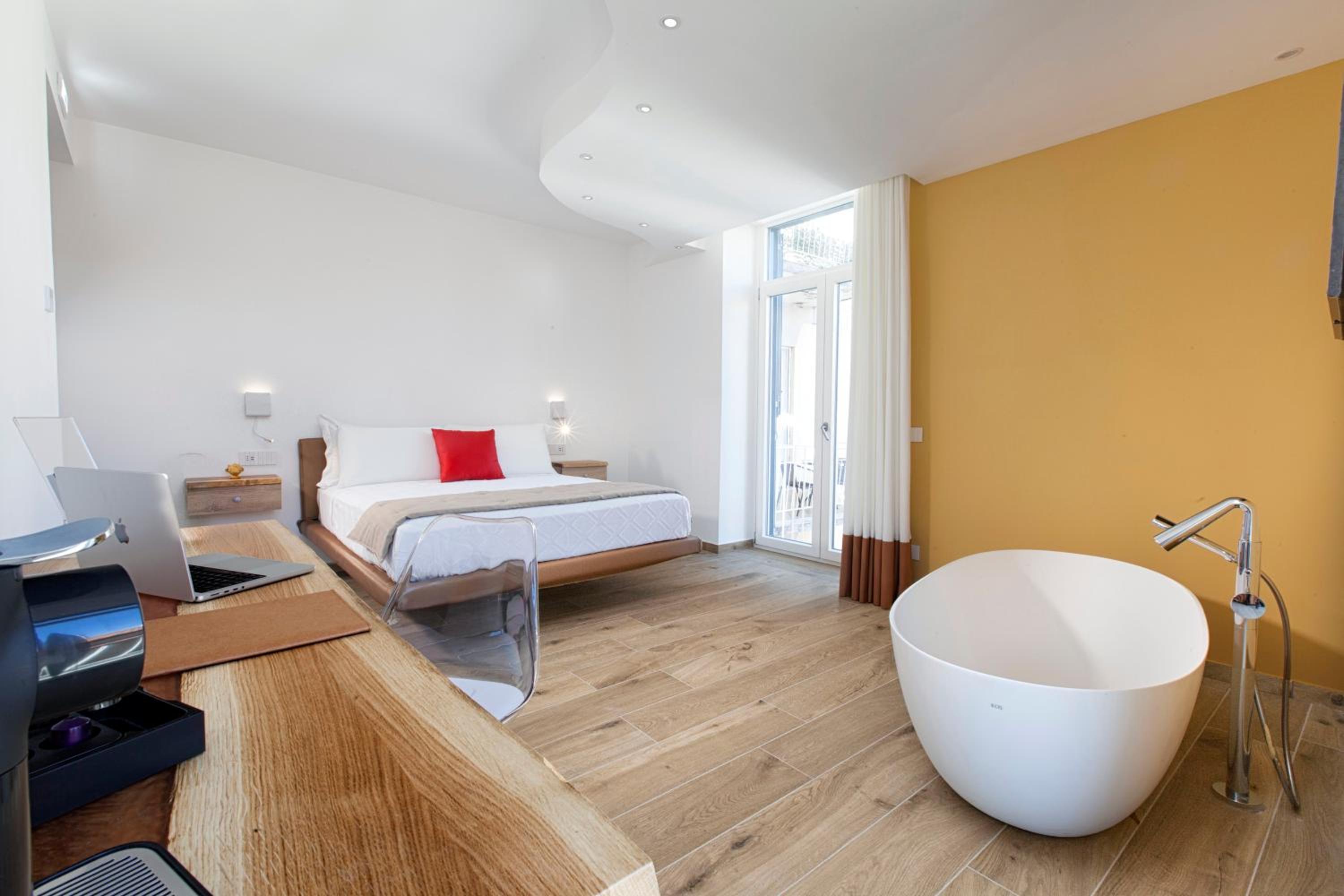 Deluxe Double Room with Balcony - Photo 2