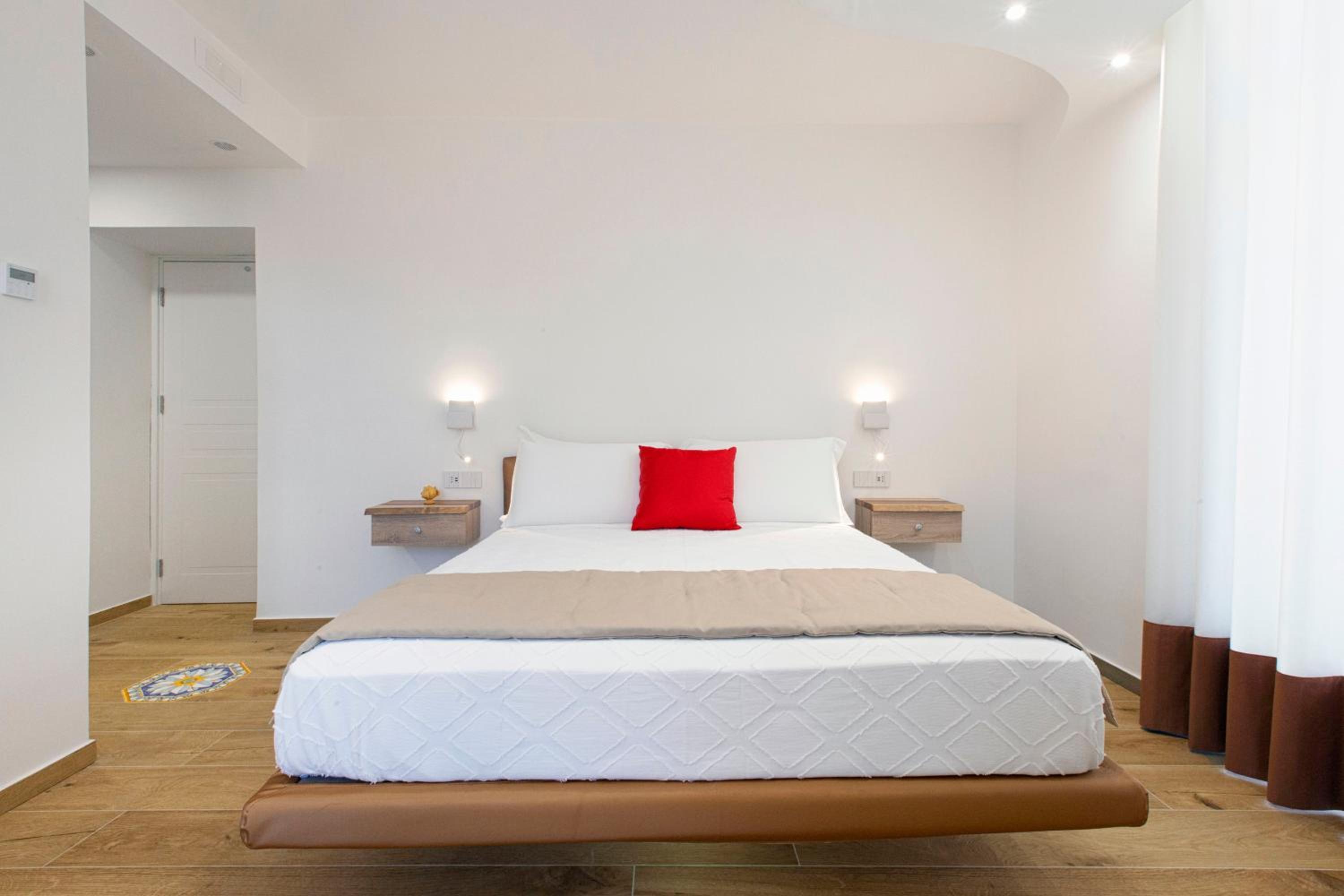Deluxe Double Room with Balcony - Photo 4