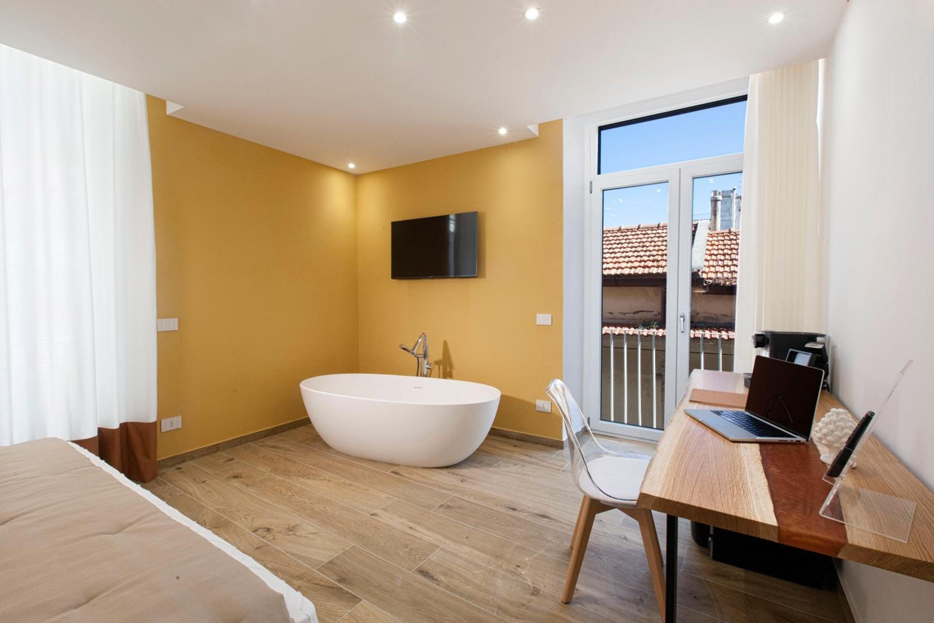 Deluxe Double Room with Balcony - Photo 5