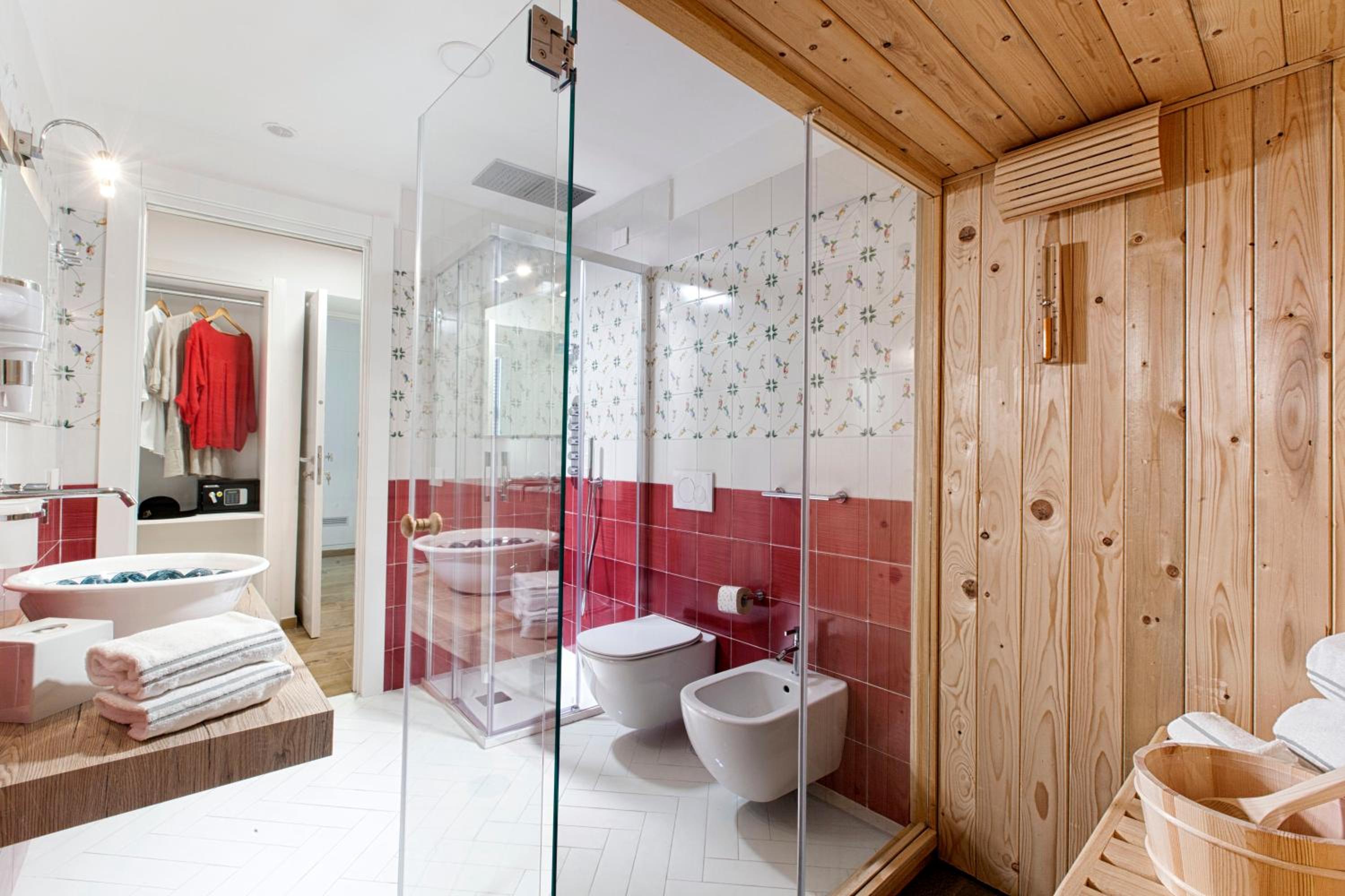 Deluxe Double Room with Balcony - Photo 7