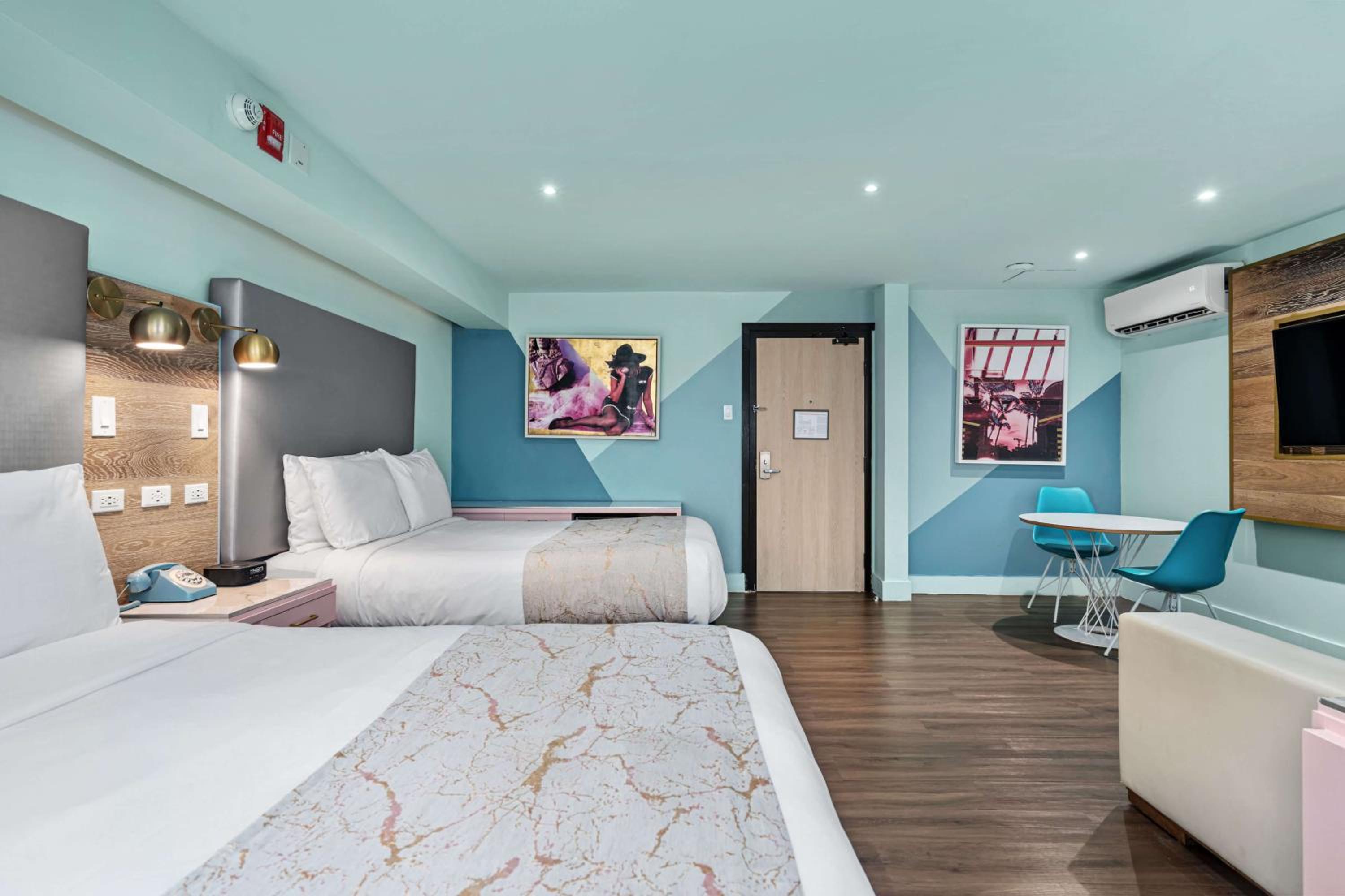 Queen Suite With Two Queen Beds - Non Smoking