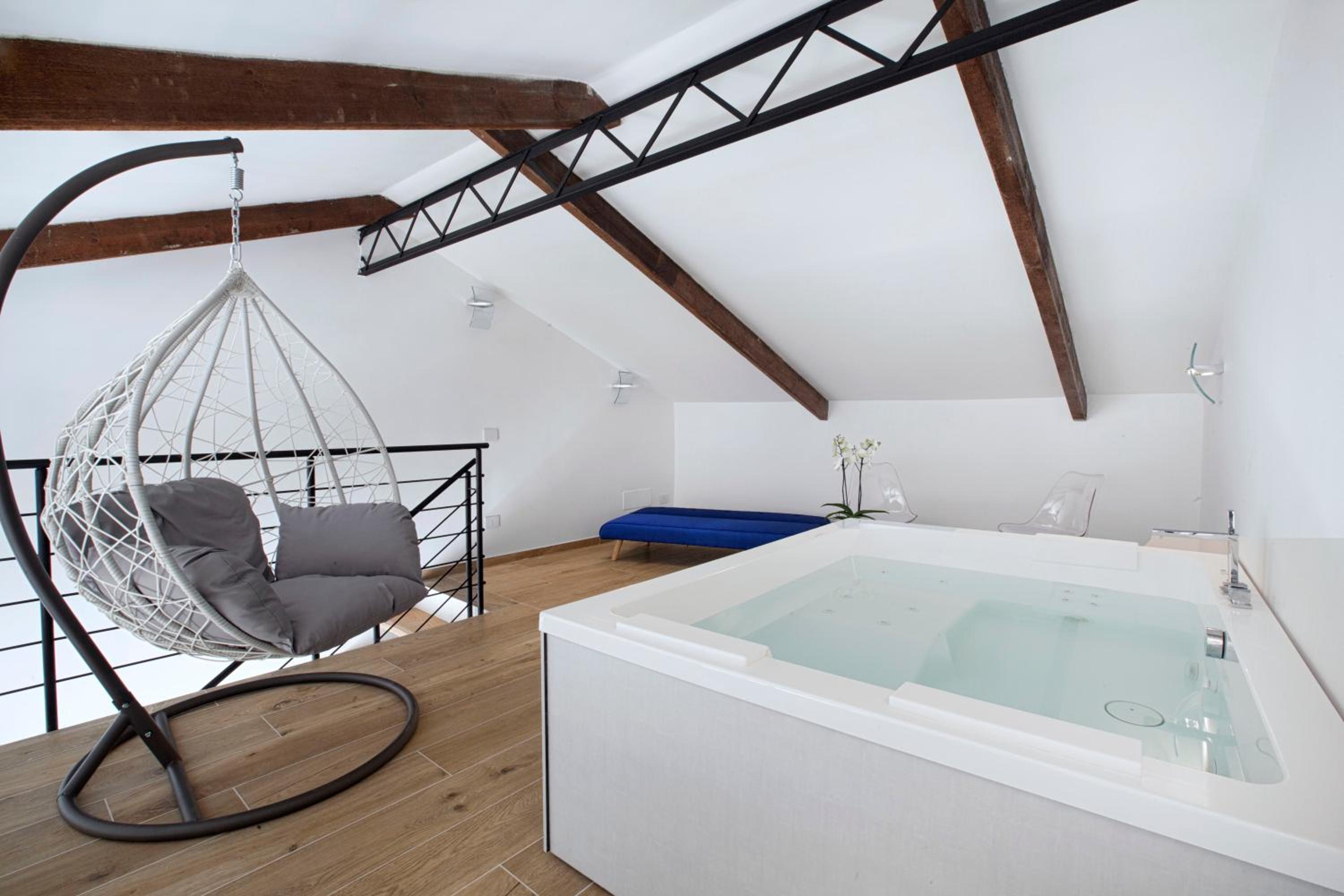 Suite with Hot Tub - Photo 1