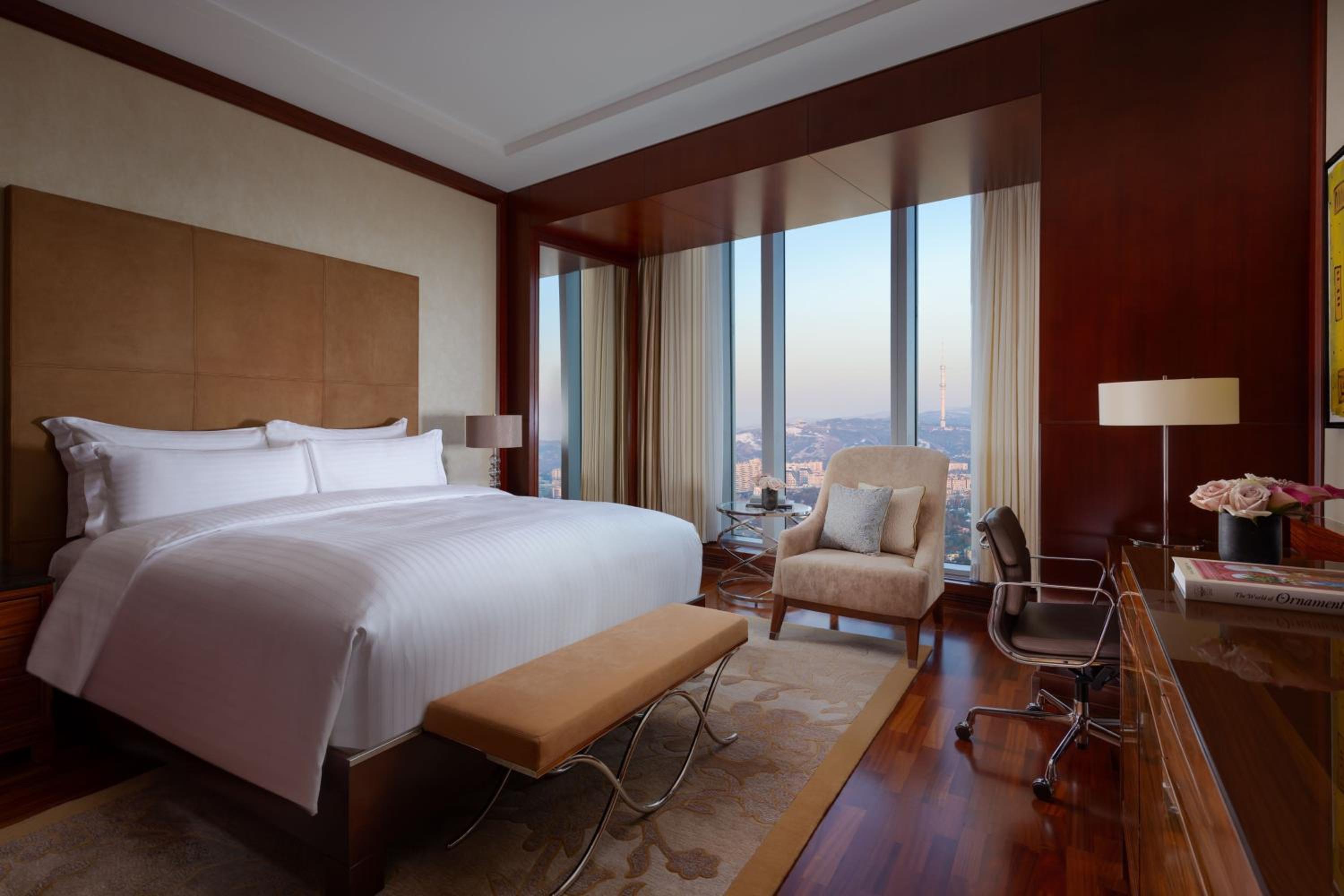 Club Level, Guest room, One King, Mountain View photo 2