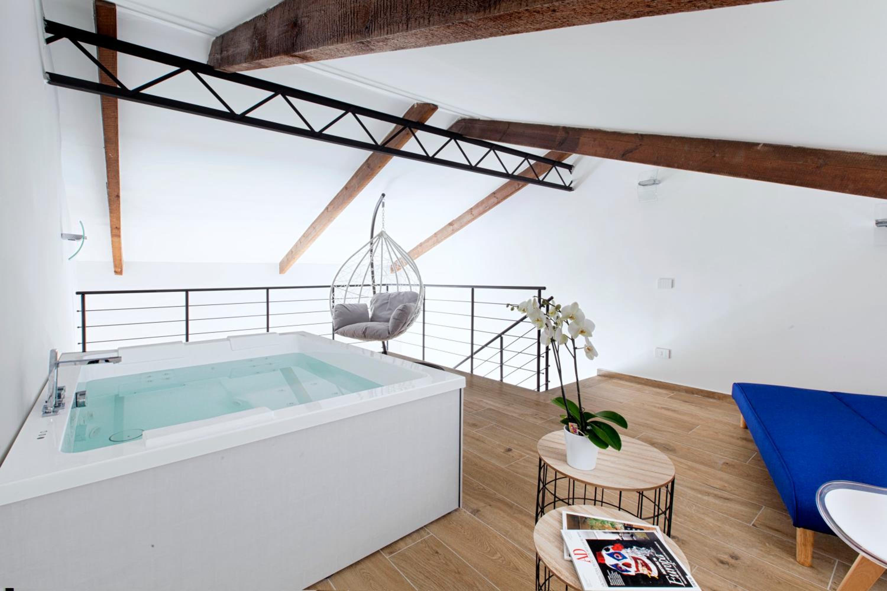 Suite with Hot Tub - Photo 5