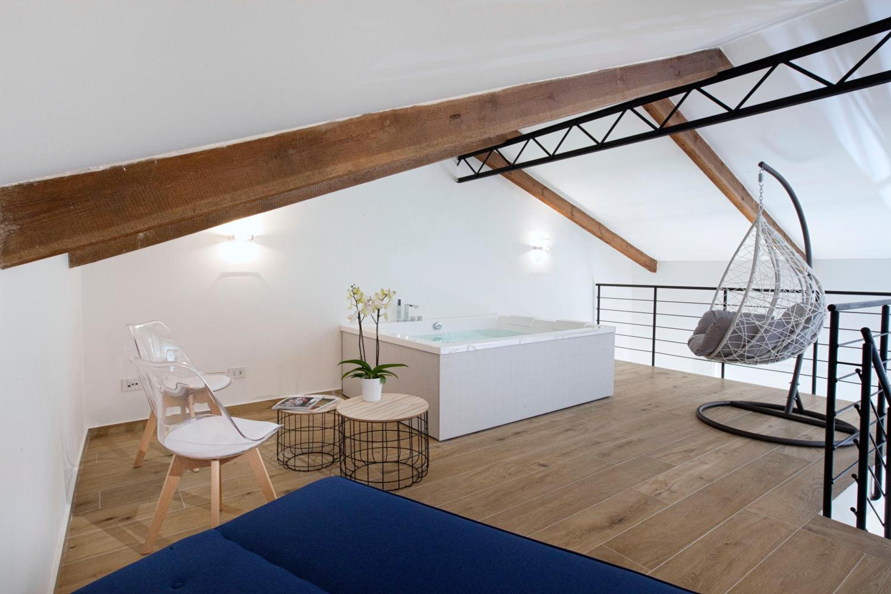 Suite with Hot Tub - Photo 4