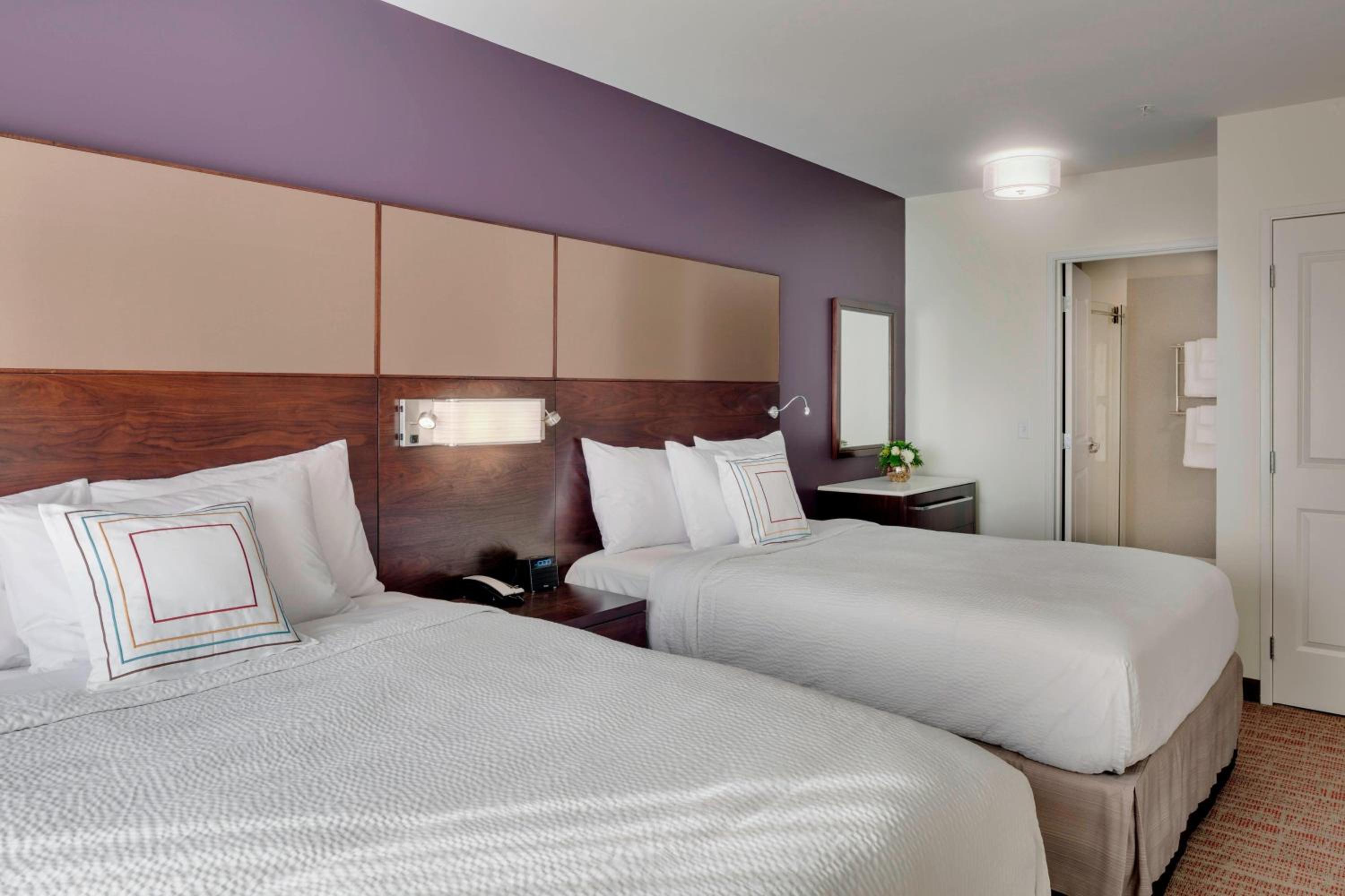 Two Bedroom Queen Suite - Photo 3