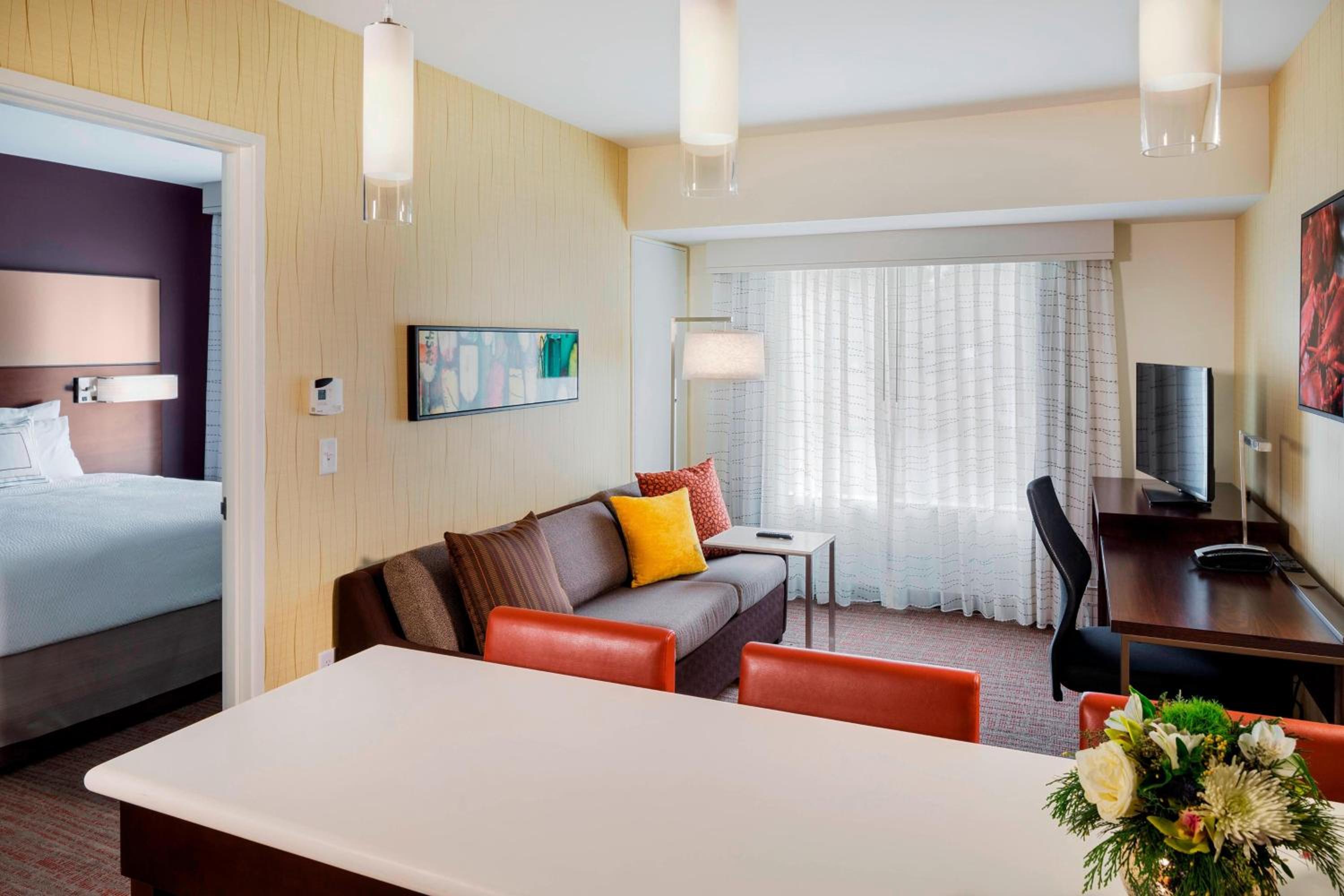 Two Bedroom Queen Suite - Photo 2