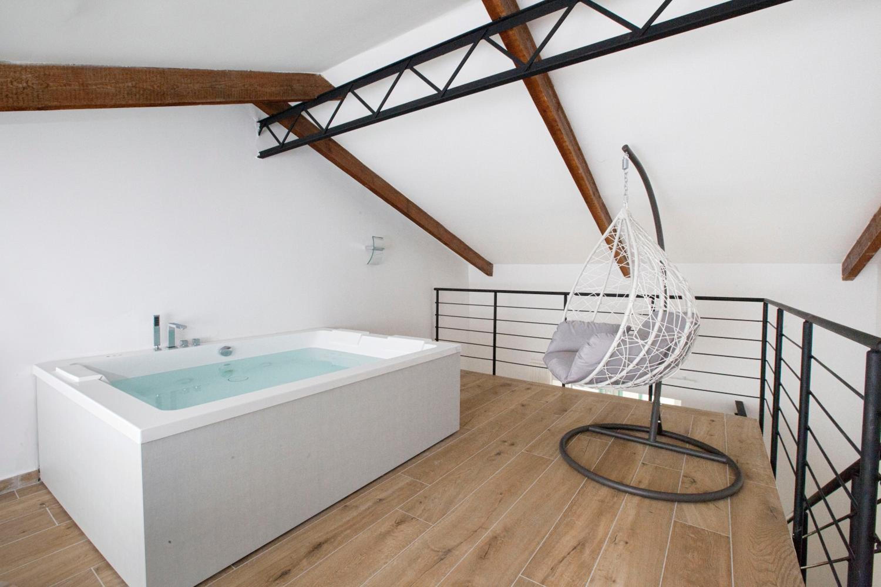 Suite with Hot Tub - Photo 11