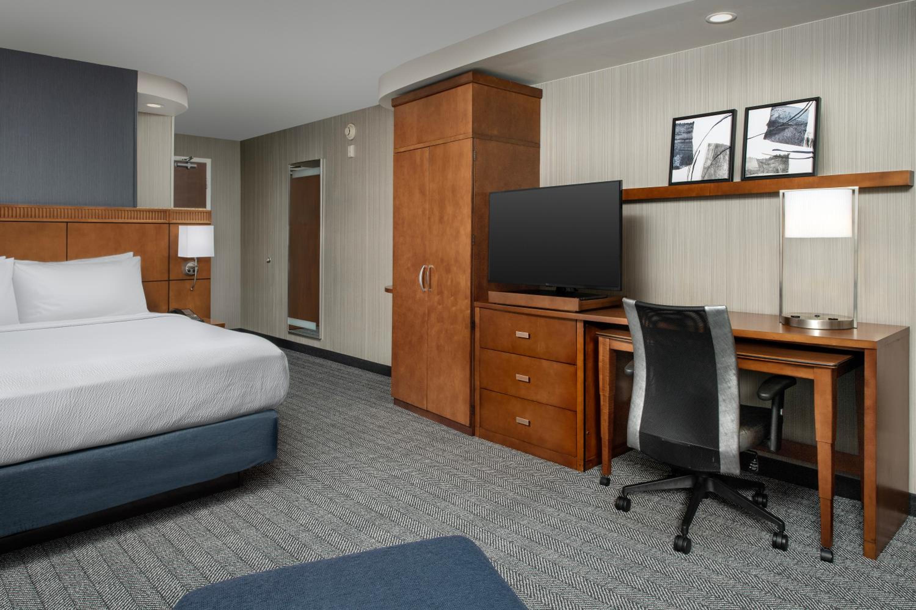 King Room with Sofa Bed - Photo 19